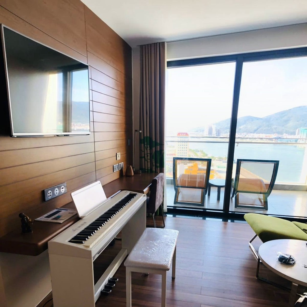 Đàn piano điện Roland FP-30 màu trắng tại không gian phòng khách sang trọng của TÂN NHẠC CỤ