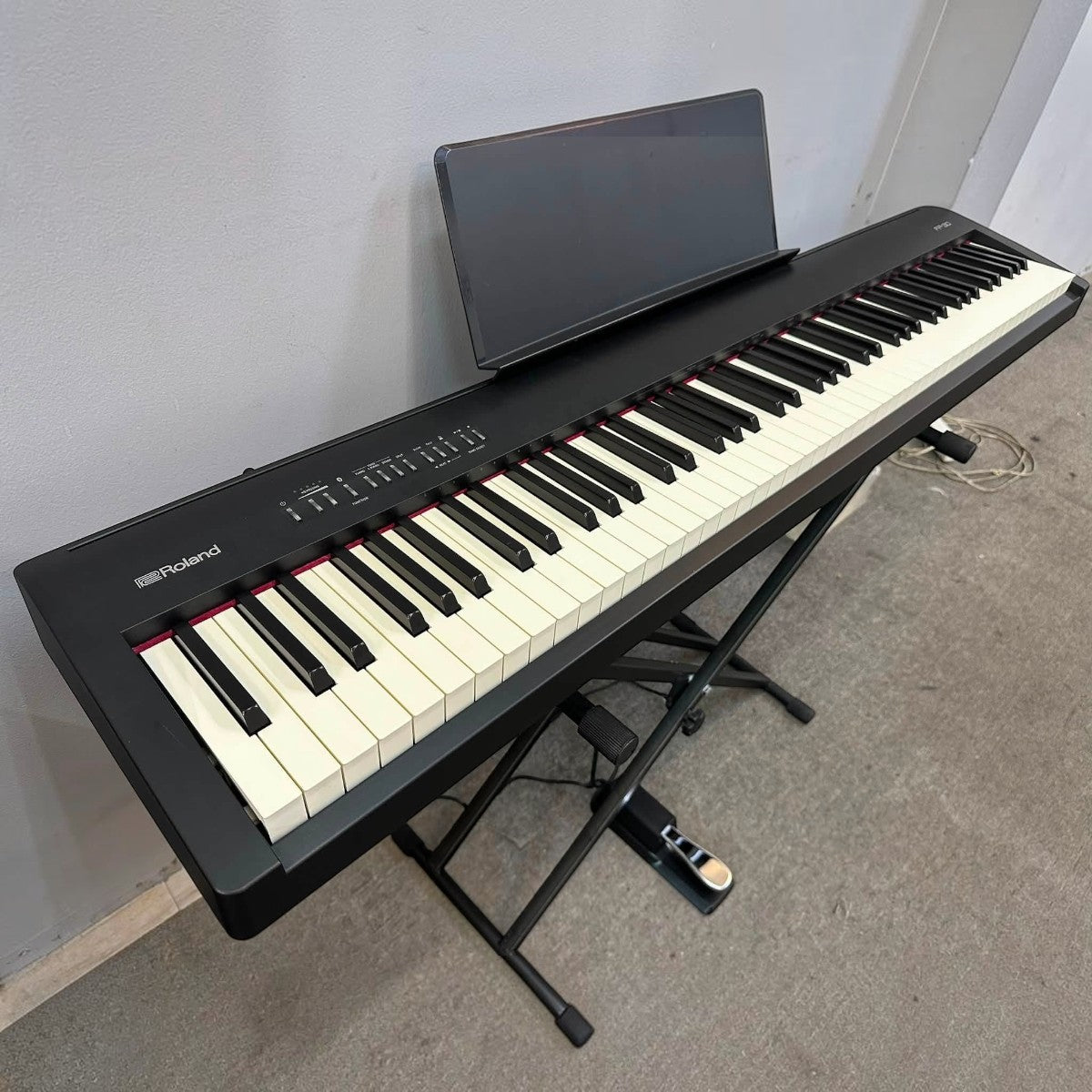Đàn piano điện Roland FP-30 màu đen tại showroom TÂN NHẠC CỤ, thiết kế gọn nhẹ với 88 phím búa nặng PHA-4 Standard.
