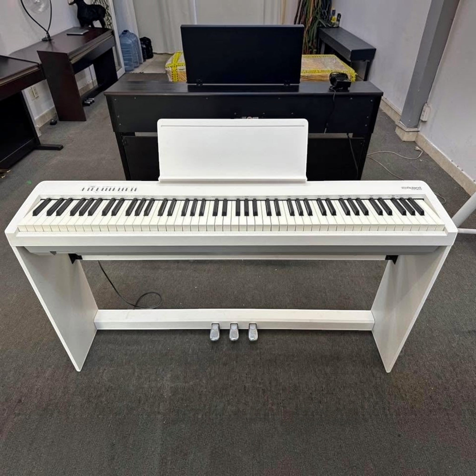 Đàn piano điện Roland FP-30X màu trắng với bàn phím 88 phím tại showroom TÂN NHẠC CỤ
