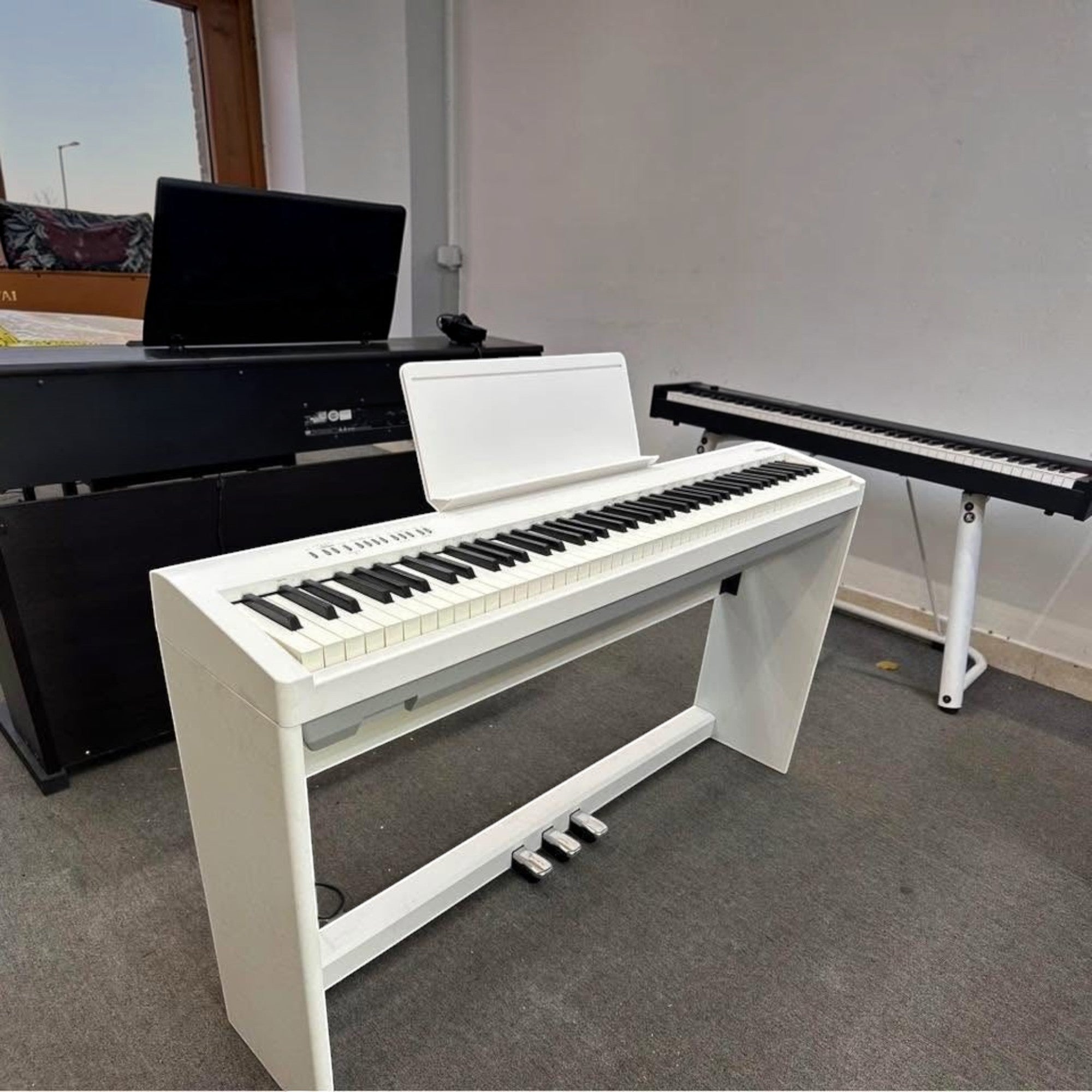 Đàn piano điện Roland FP-30X màu trắng tại showroom TÂN NHẠC CỤ, thiết kế 88 phím búa PHA-4 hiện đại và sang trọng.