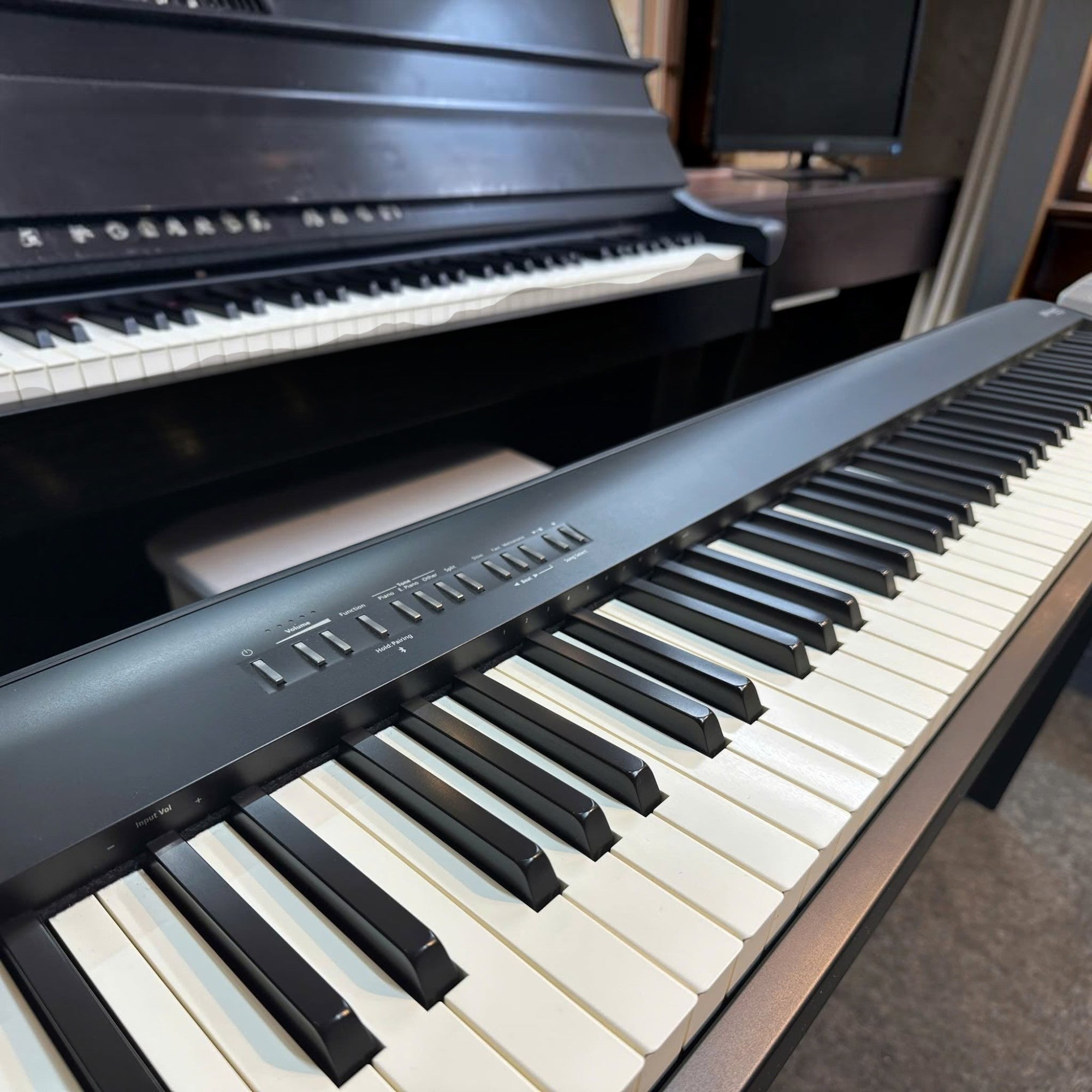 Đàn piano điện Roland FP-30X màu đen với bàn phím 88 phím búa tại showroom TÂN NHẠC CỤ