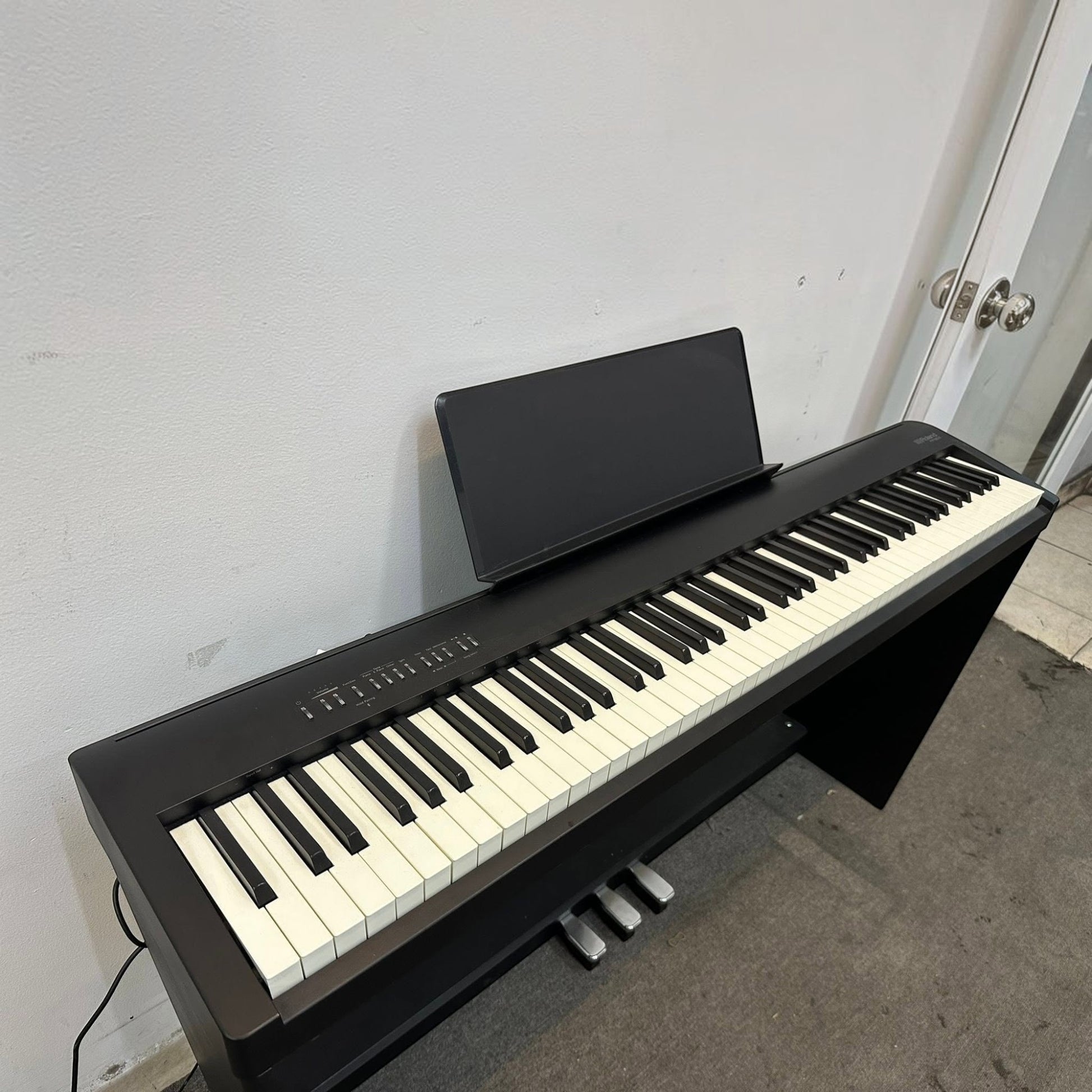 Đàn piano điện Roland FP-30X màu đen với 88 phím búa PHA-4 tại showroom TÂN NHẠC CỤ