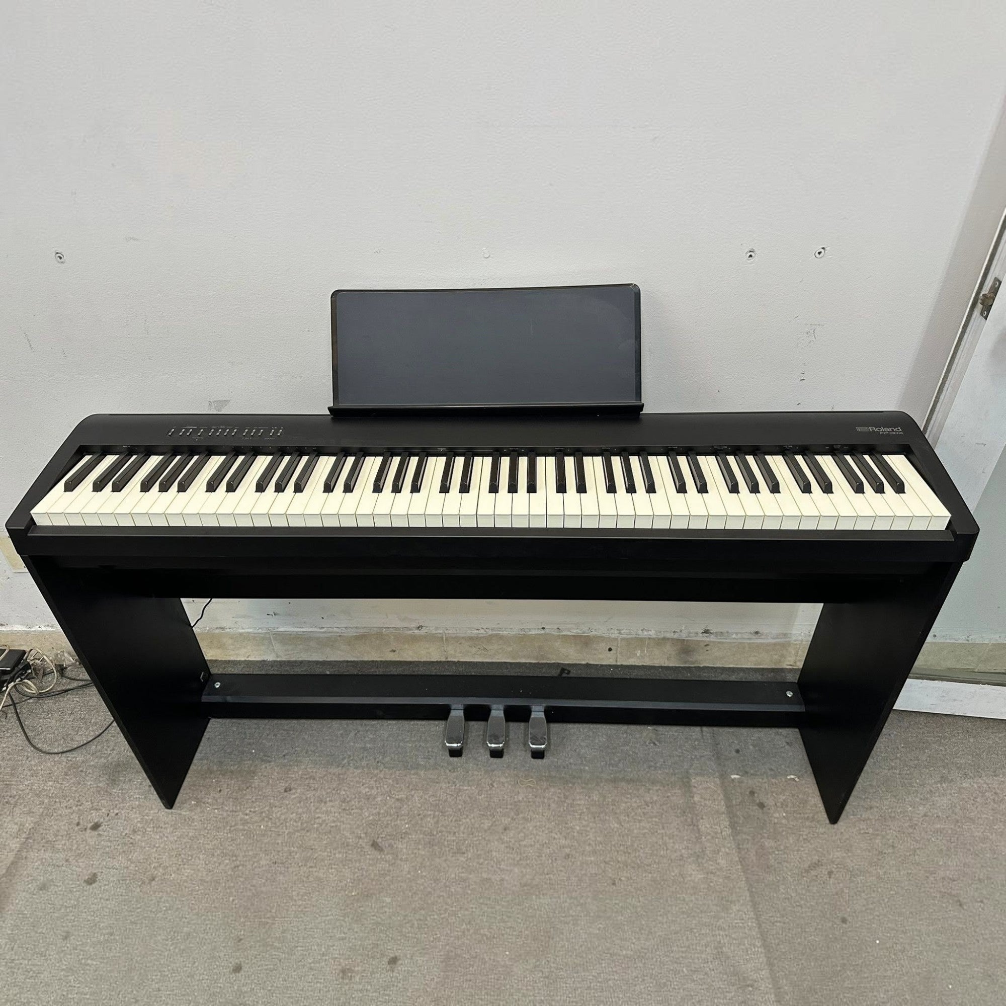 Đàn piano điện Roland FP-30X màu đen với 88 phím búa PHA-4 tại showroom TÂN NHẠC CỤ