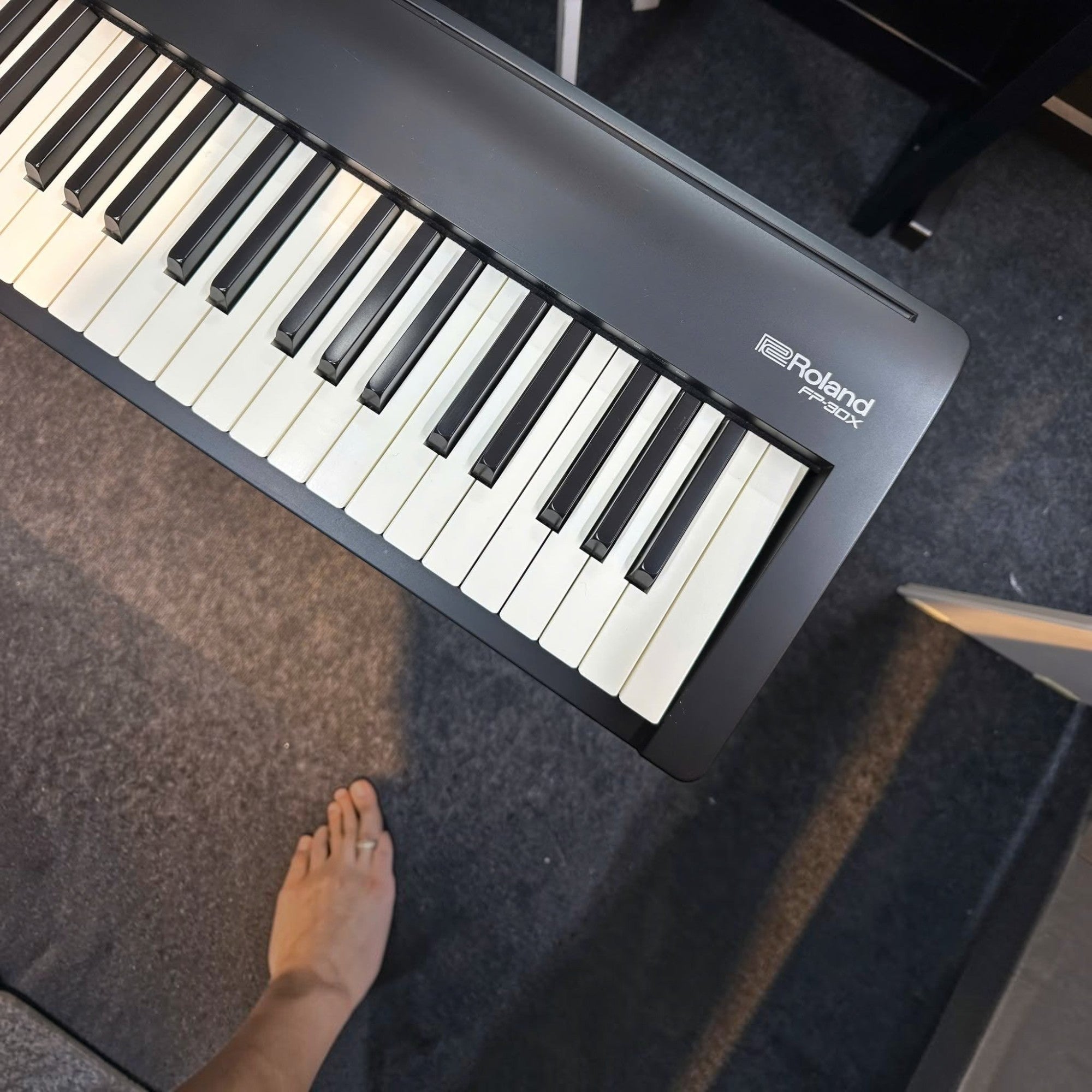 Đàn piano điện Roland FP-30X màu đen với bàn phím 88 phím búa tại TÂN NHẠC CỤ