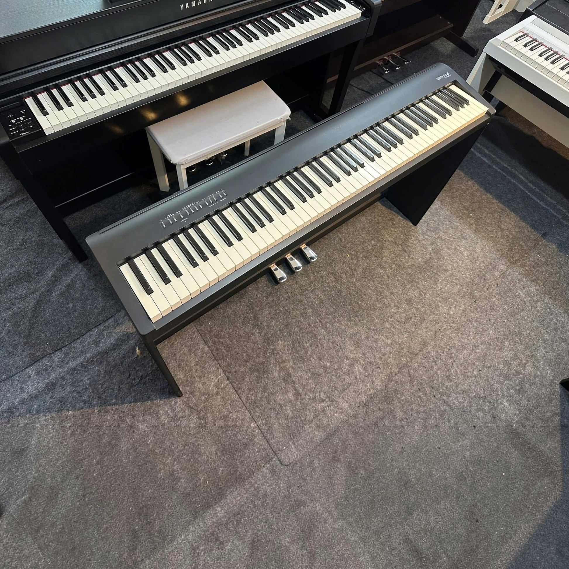 Đàn piano điện Roland FP-30X màu đen với 88 phím búa tại showroom TÂN NHẠC CỤ