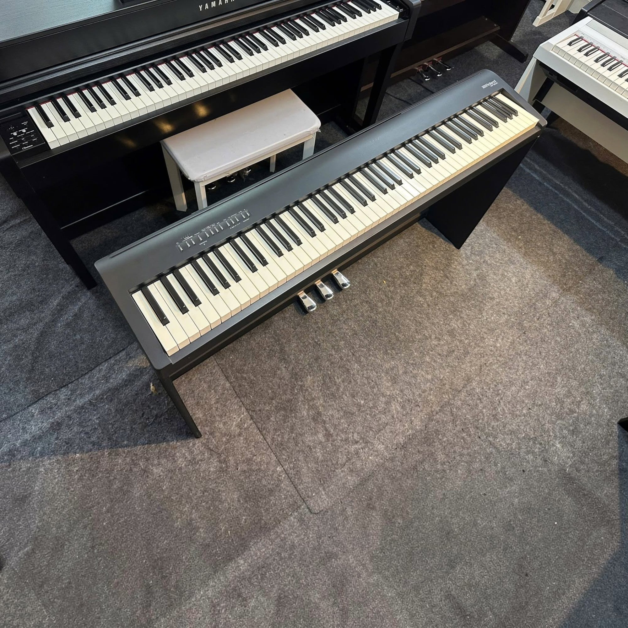 Đàn piano điện Roland FP-30X màu đen với 88 phím búa tại showroom TÂN NHẠC CỤ