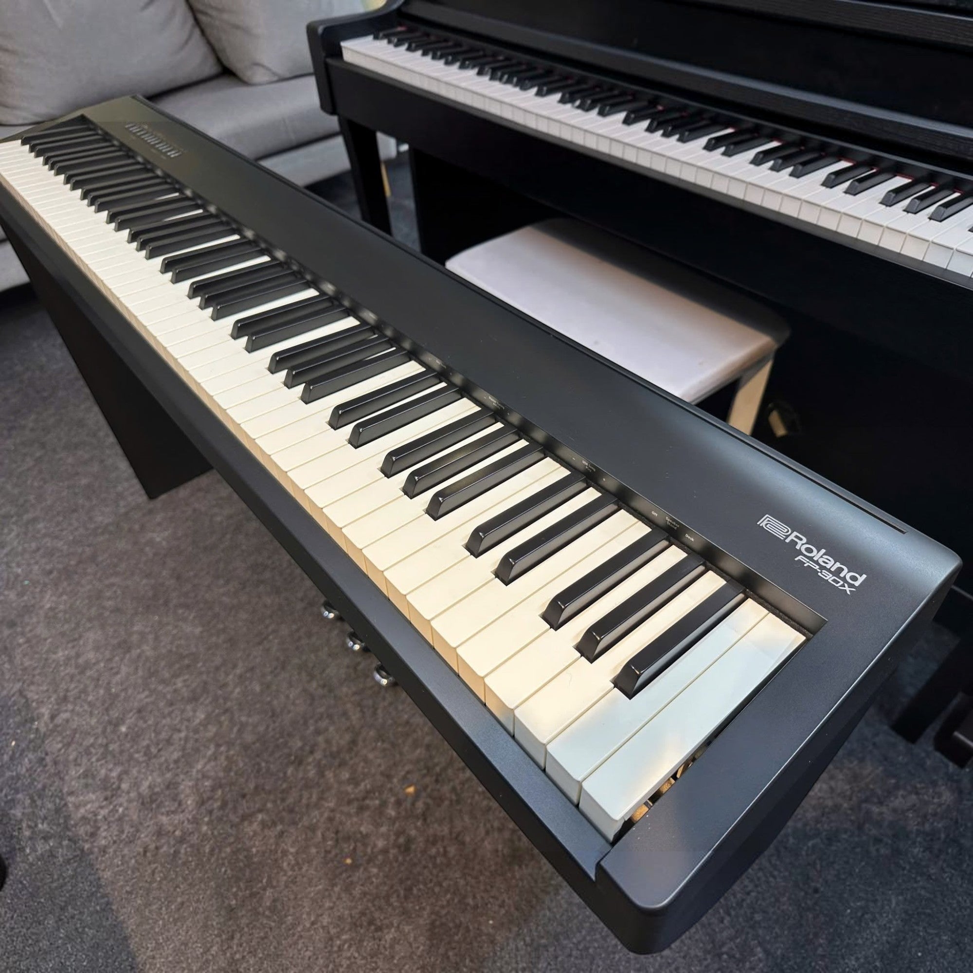 Đàn piano điện Roland FP-30X màu đen với bàn phím 88 phím búa tại showroom TÂN NHẠC CỤ