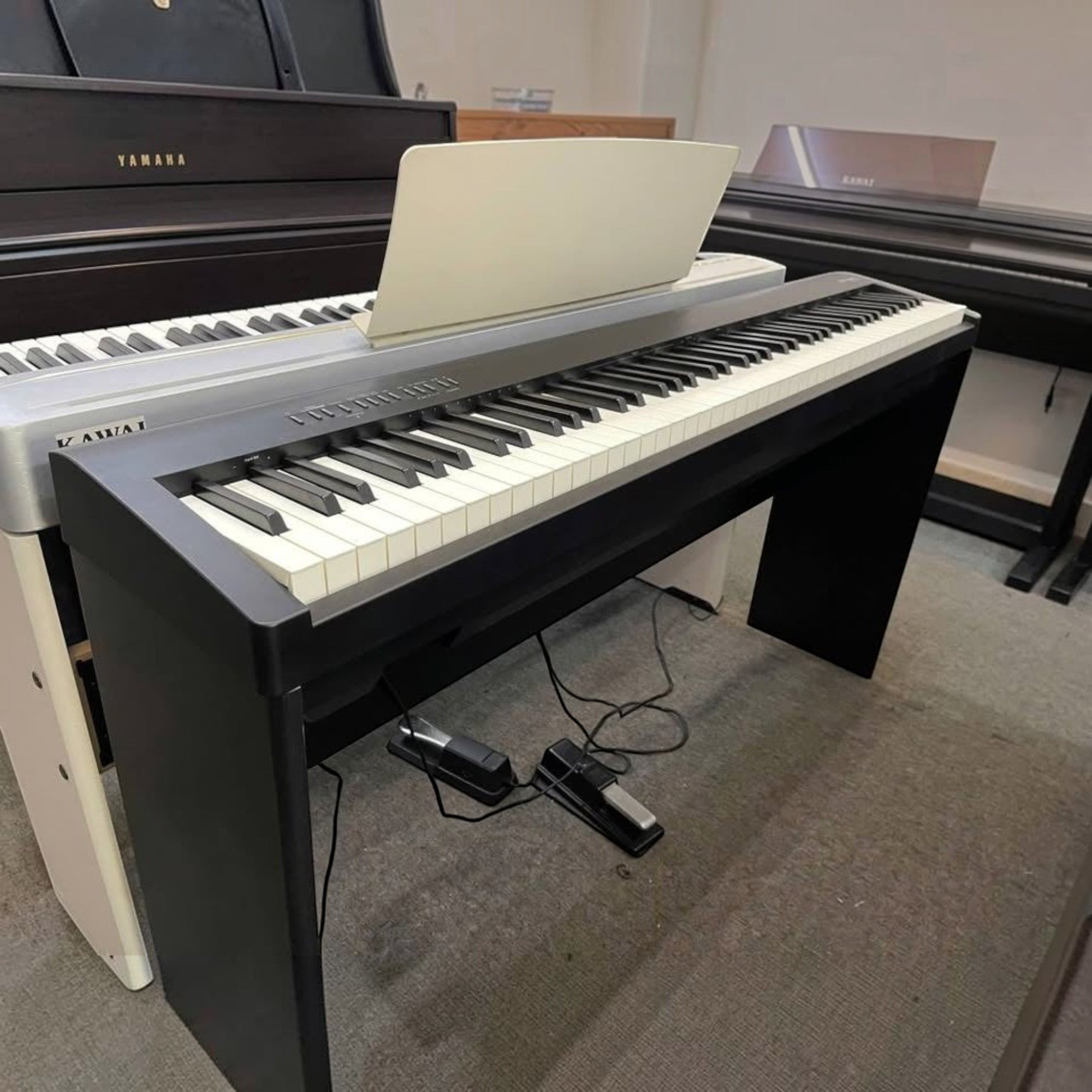 Đàn piano điện Roland FP-30X màu đen tại showroom TÂN NHẠC CỤ, thiết kế 88 phím búa PHA-4 hiện đại và tinh tế.