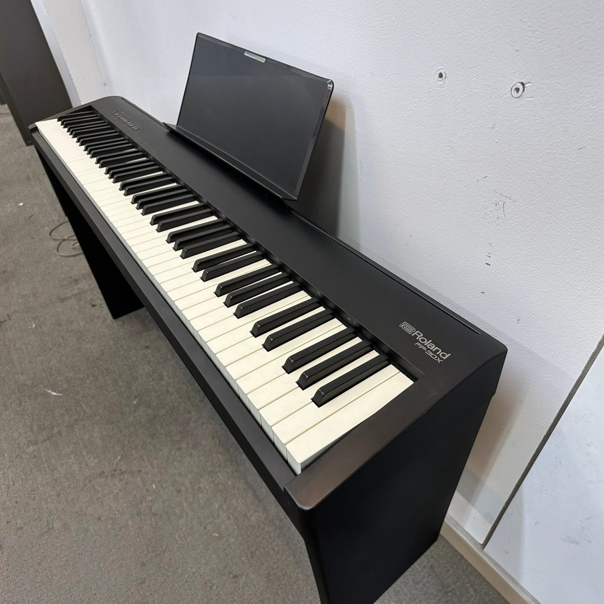 Đàn piano điện Roland FP-30X màu đen tại cửa hàng TÂN NHẠC CỤ với bàn phím 88 phím búa PHA-4 Standard.