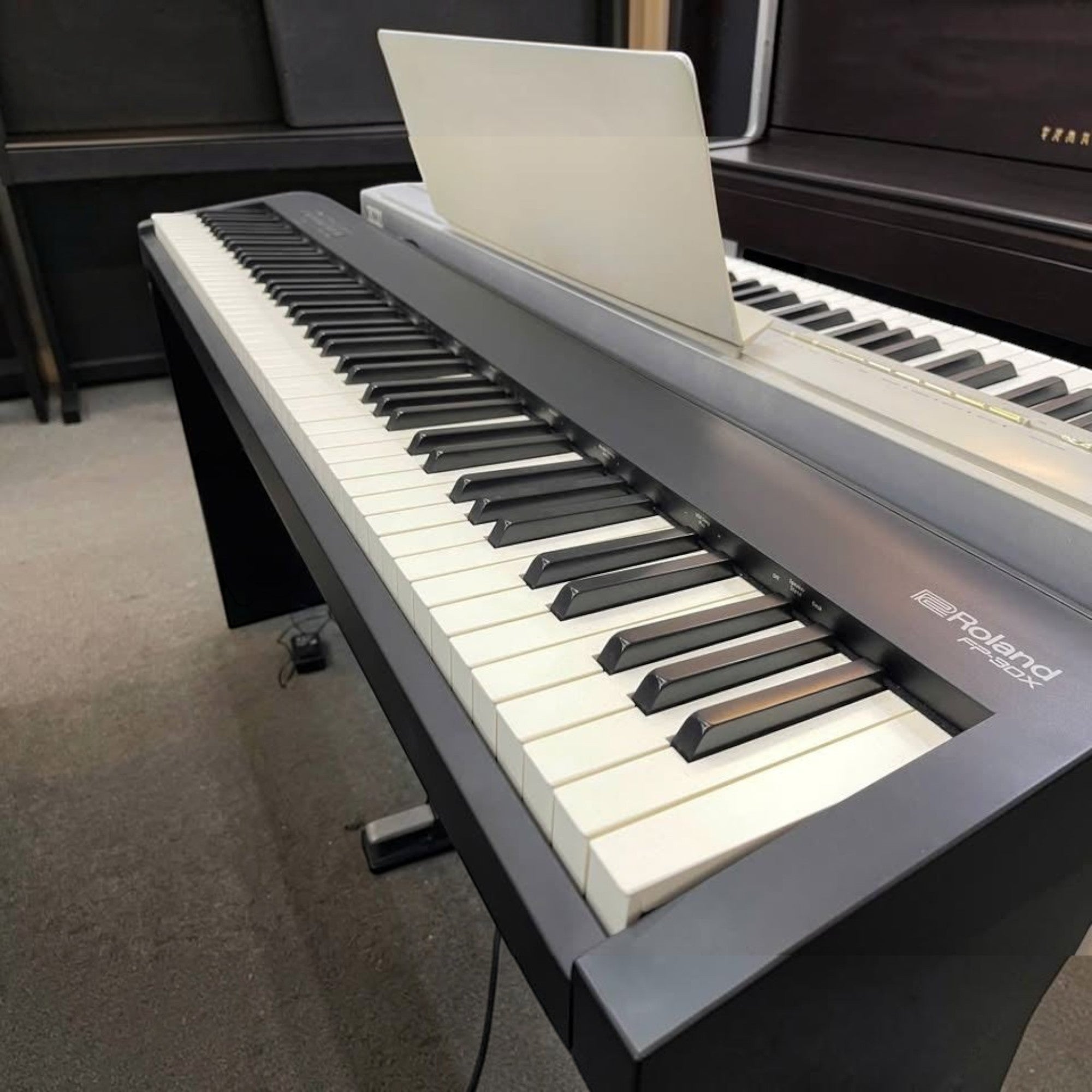 Đàn piano điện Roland FP-30X màu đen với bàn phím 88 phím tại showroom TÂN NHẠC CỤ