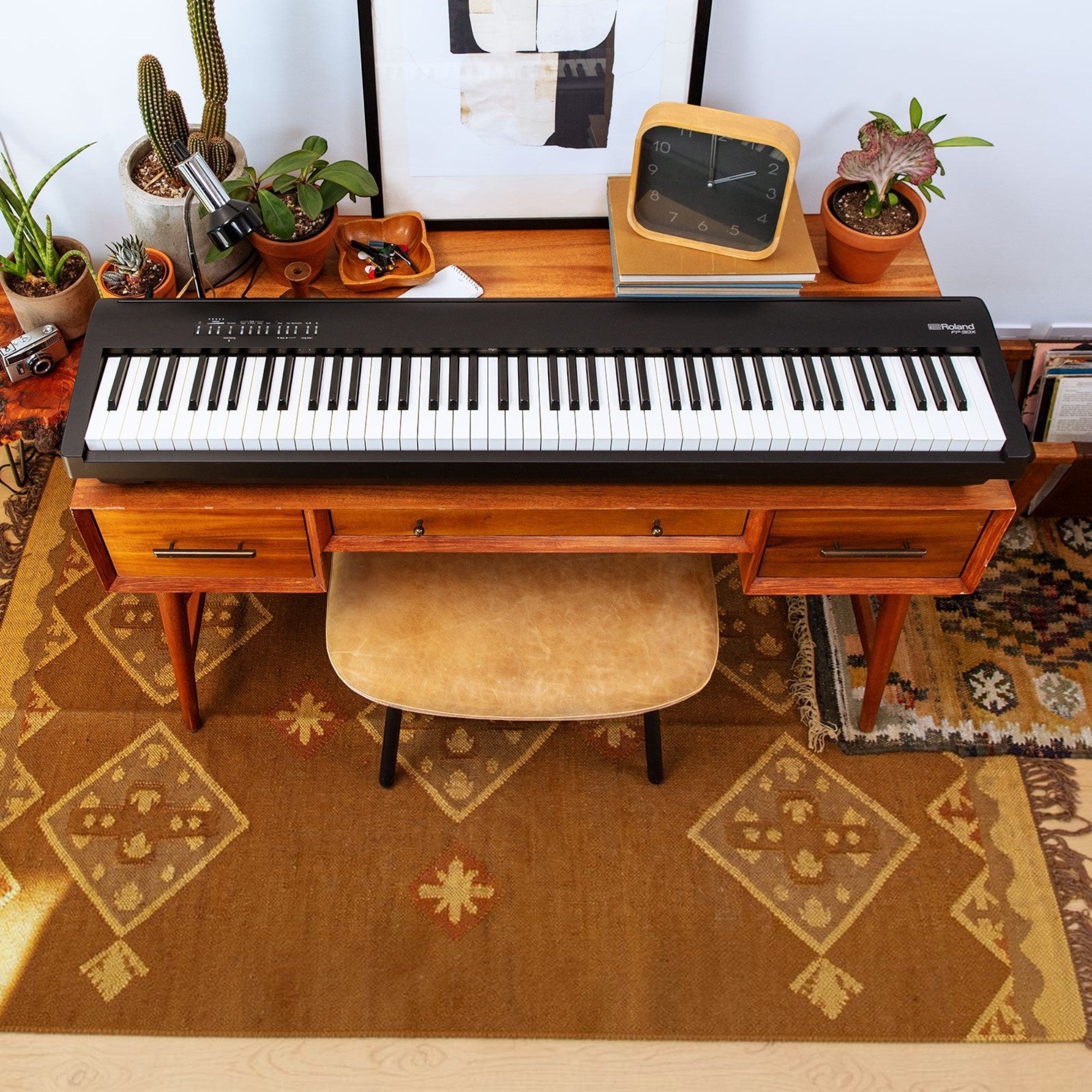 Đàn piano điện Roland FP-30X màu đen đặt trên bàn gỗ tại showroom TÂN NHẠC CỤ