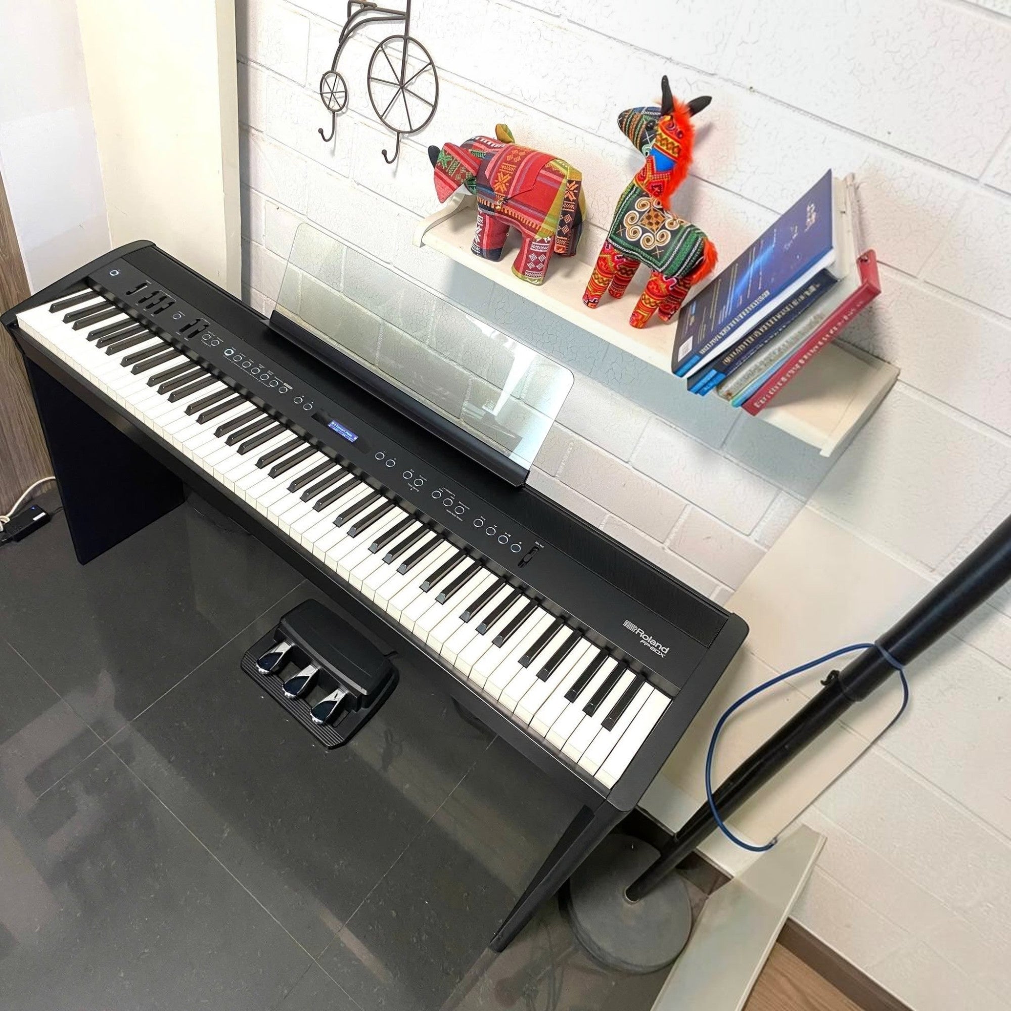 Đàn piano điện Roland FP-60X màu đen tại showroom TÂN NHẠC CỤ, thiết kế 88 phím búa PHA-4 hiện đại và sang trọng.