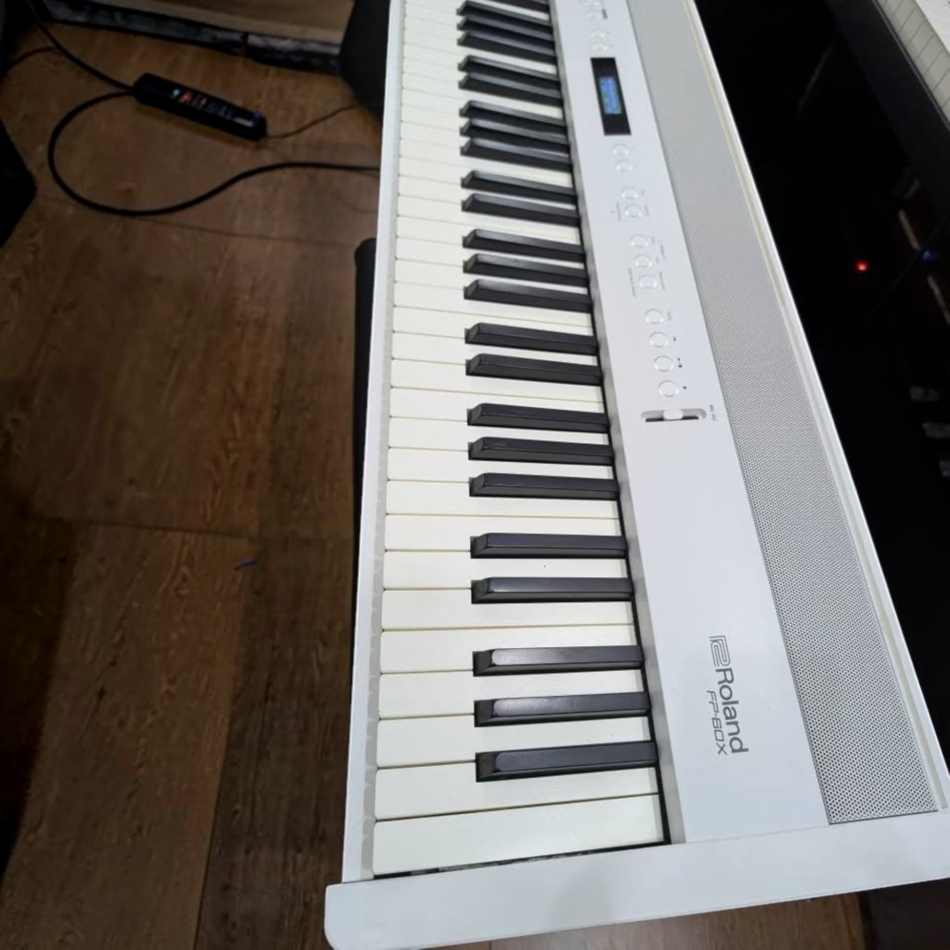 Đàn piano điện Roland FP-60X màu trắng tại Tân Nhạc Cụ, thiết kế 88 phím búa PHA-4 hiện đại và bảng điều khiển LCD.