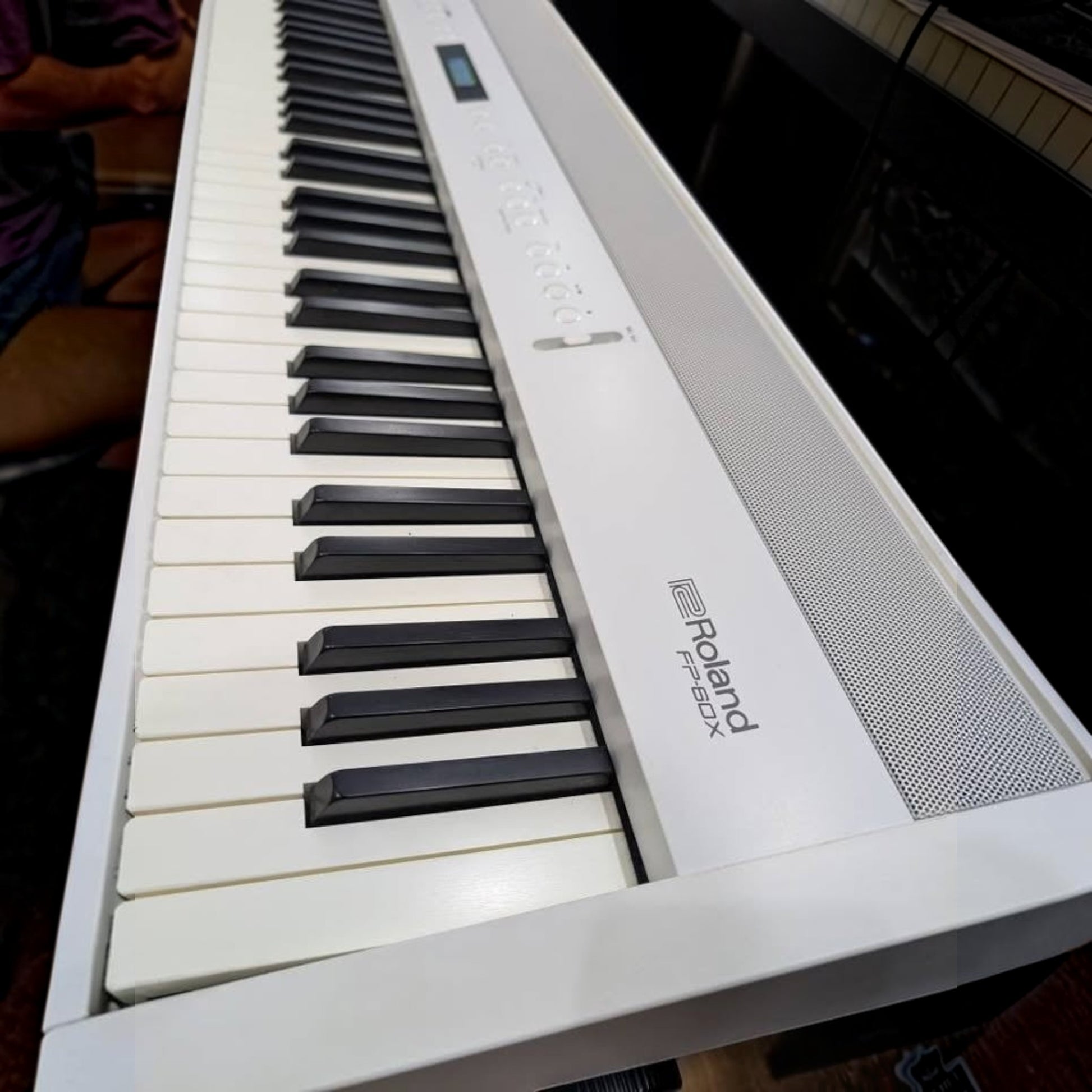 Đàn piano điện Roland FP-60X màu trắng tại TÂN NHẠC CỤ, thiết kế 88 phím búa PHA-4 hiện đại và tinh tế.
