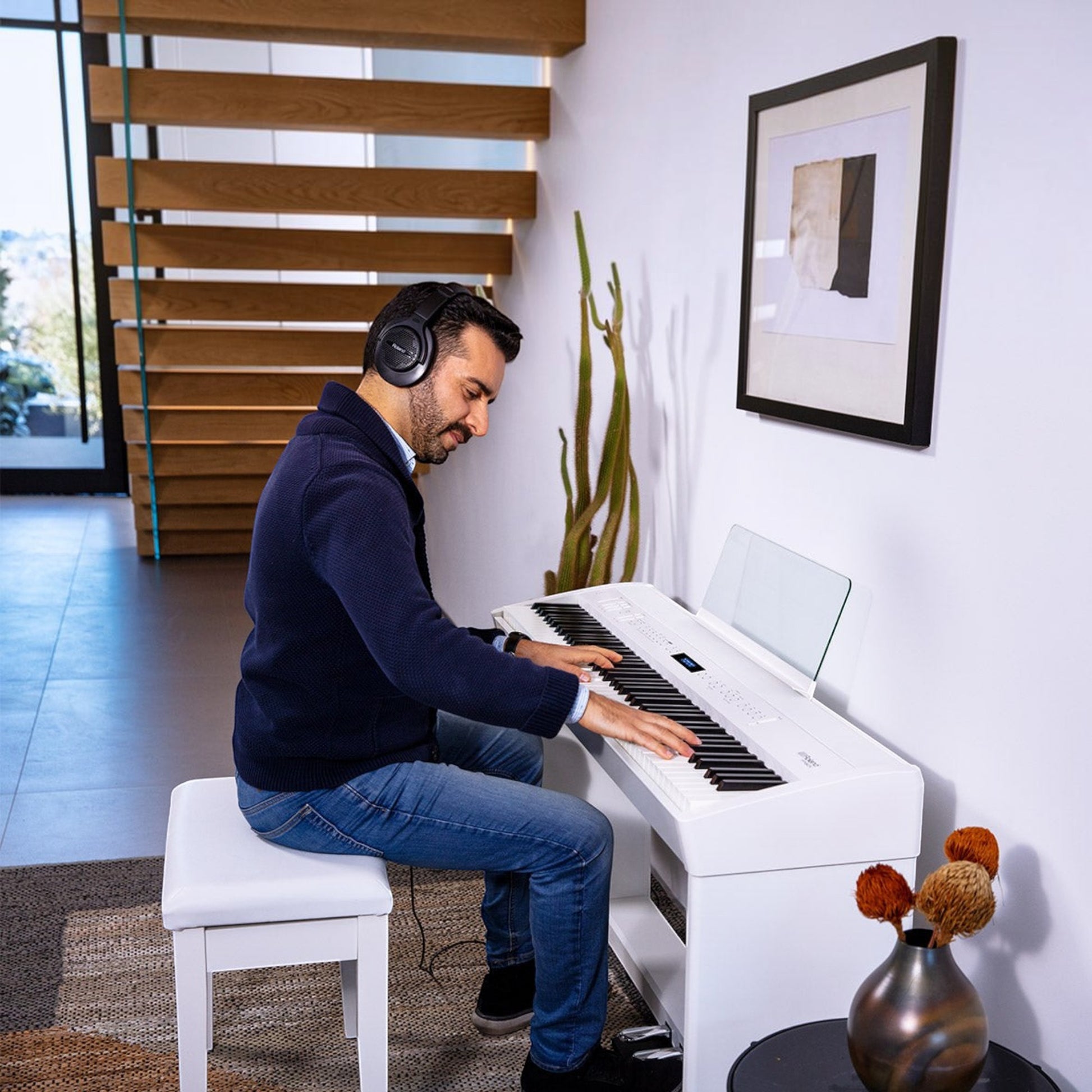 Người đàn ông chơi đàn piano điện Roland FP-60X màu trắng tại nhà, đeo tai nghe, phong cách hiện đại, Tân Nhạc Cụ