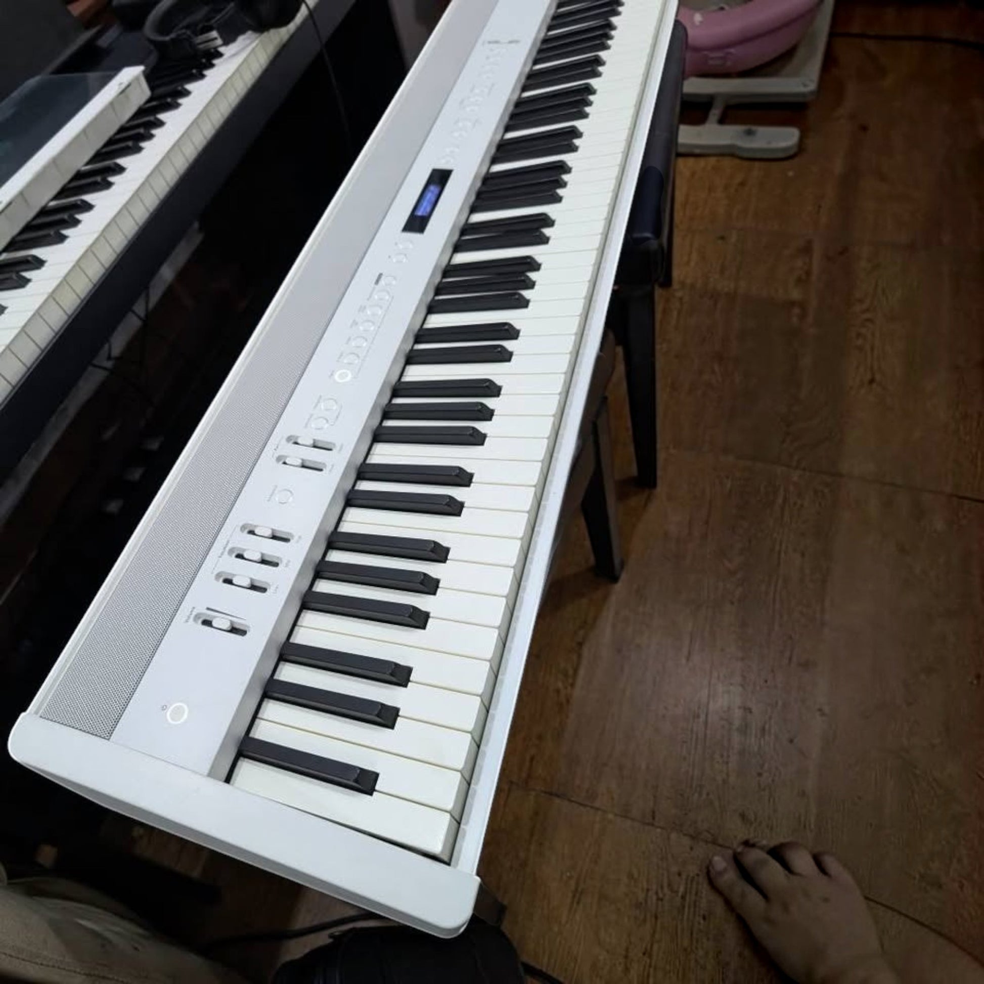 Đàn piano điện Roland FP-60X màu trắng với 88 phím búa PHA-4, màn hình LCD và bảng điều khiển tại Tân Nhạc Cụ