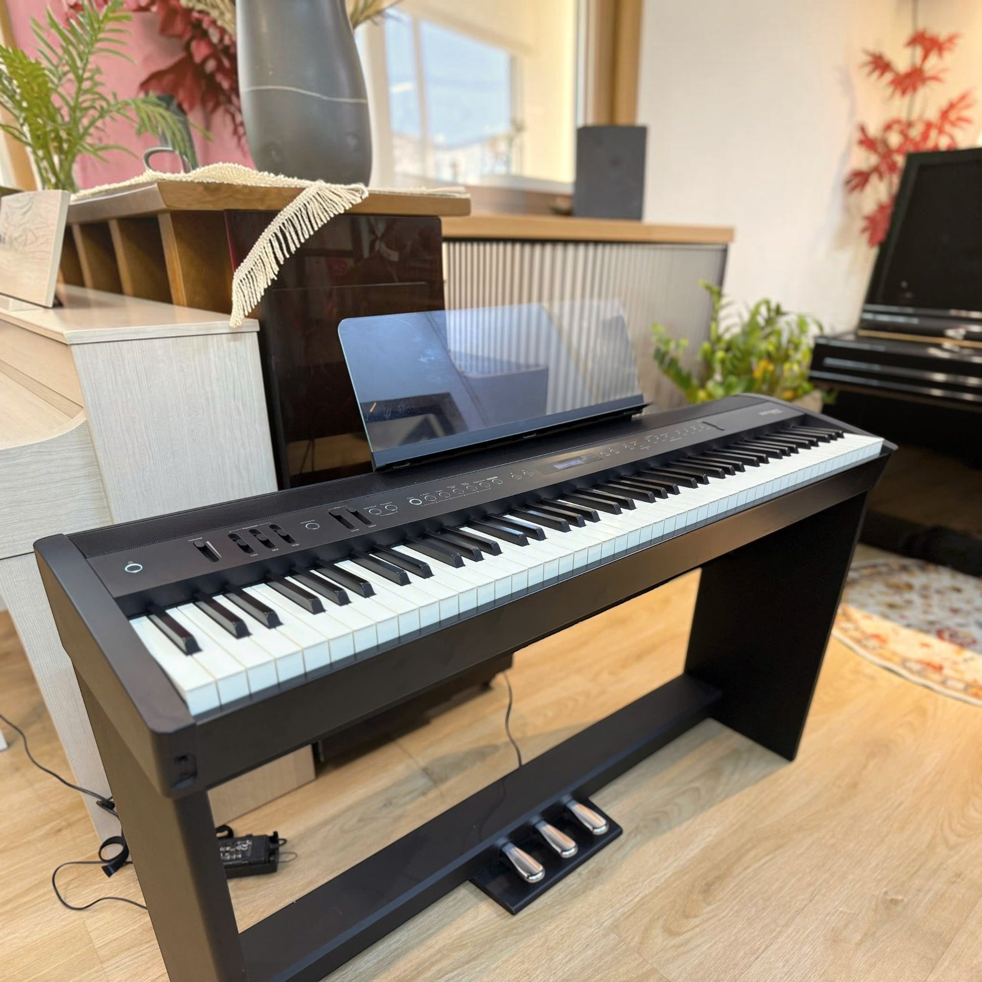 Đàn piano điện Roland FP-60X màu đen với 88 phím búa tại showroom TÂN NHẠC CỤ