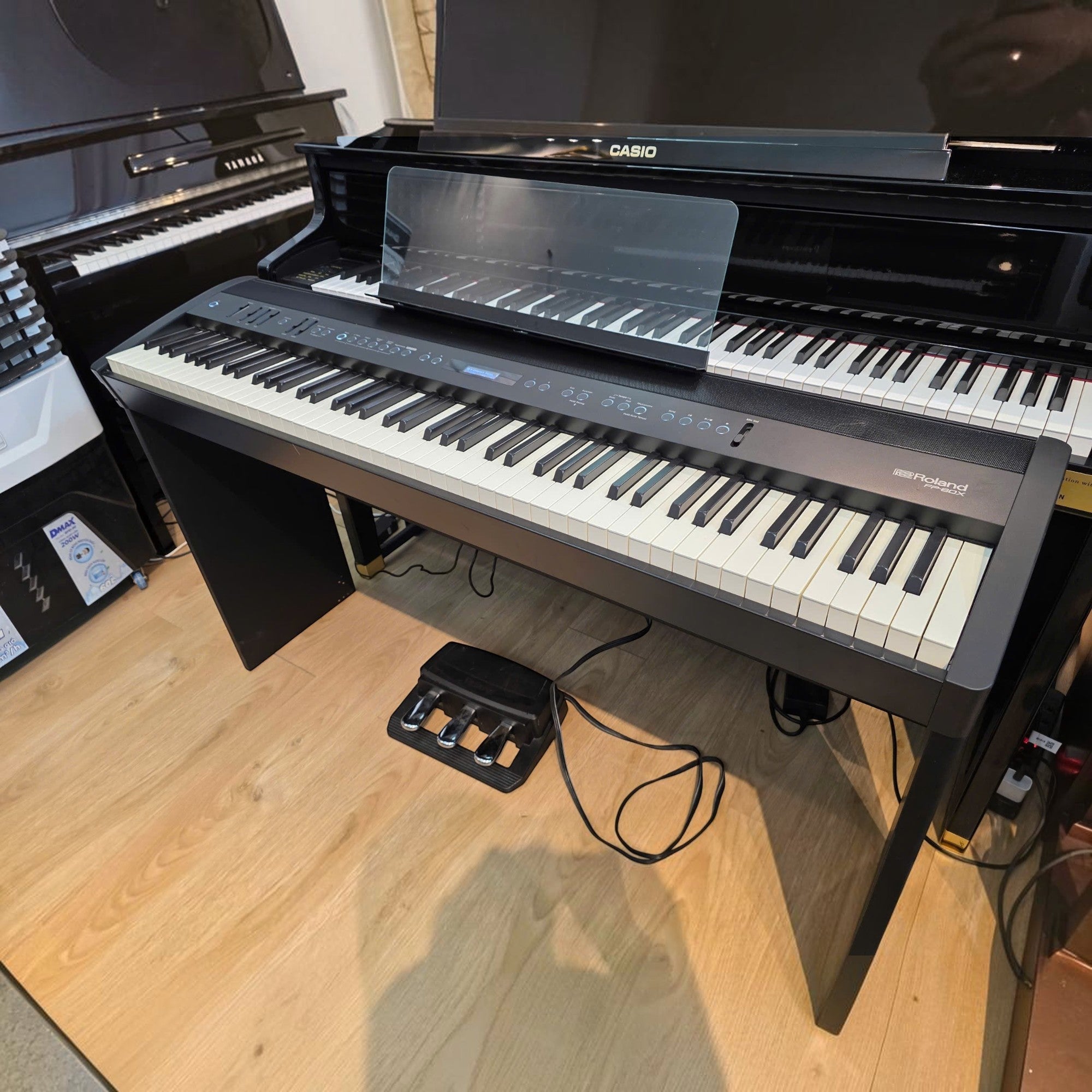 Đàn piano điện Roland FP-60X màu đen với bàn phím 88 phím tại showroom TÂN NHẠC CỤ