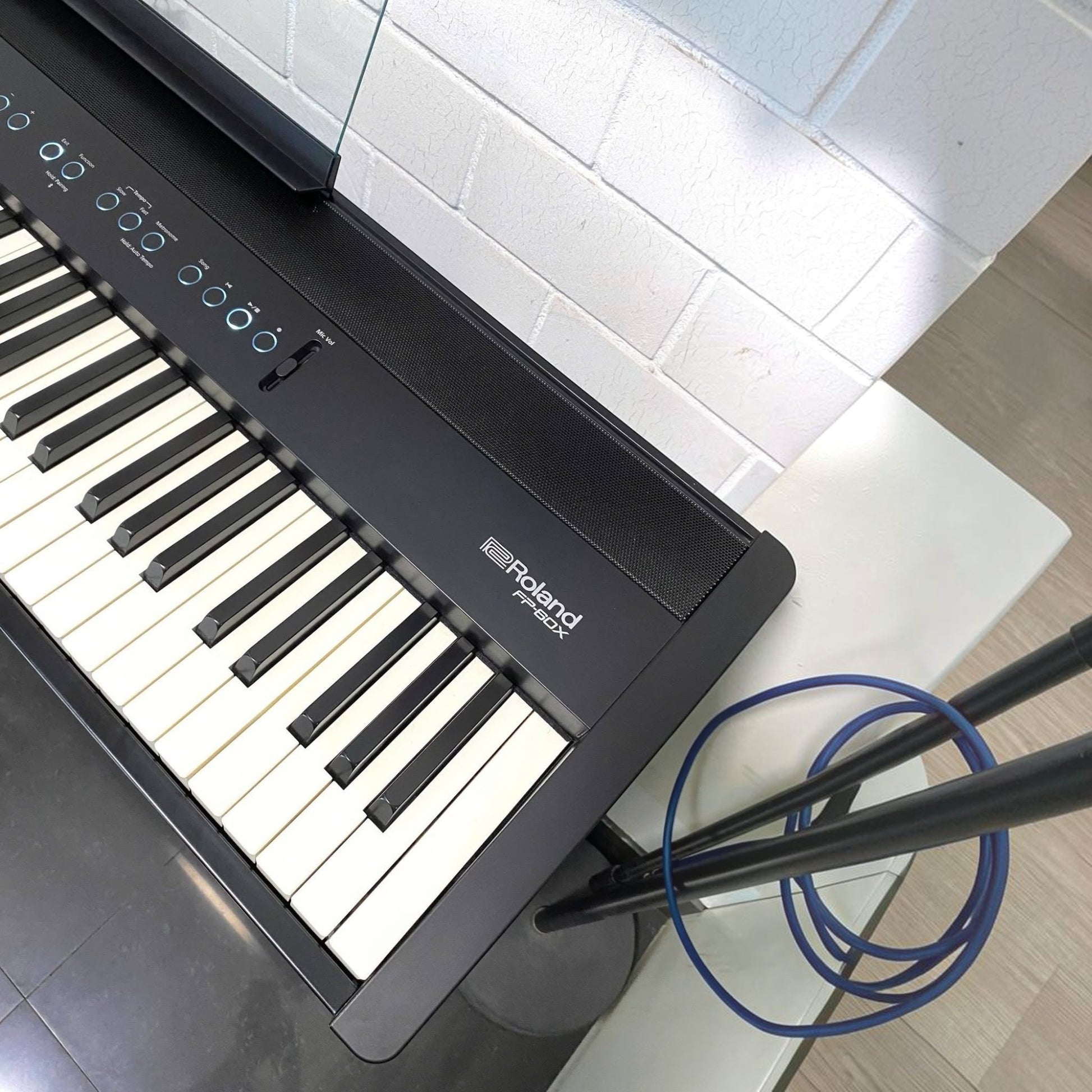 Đàn piano điện Roland FP-60X màu đen tại showroom TÂN NHẠC CỤ, thiết kế 88 phím búa PHA-4 hiện đại và chuyên nghiệp.