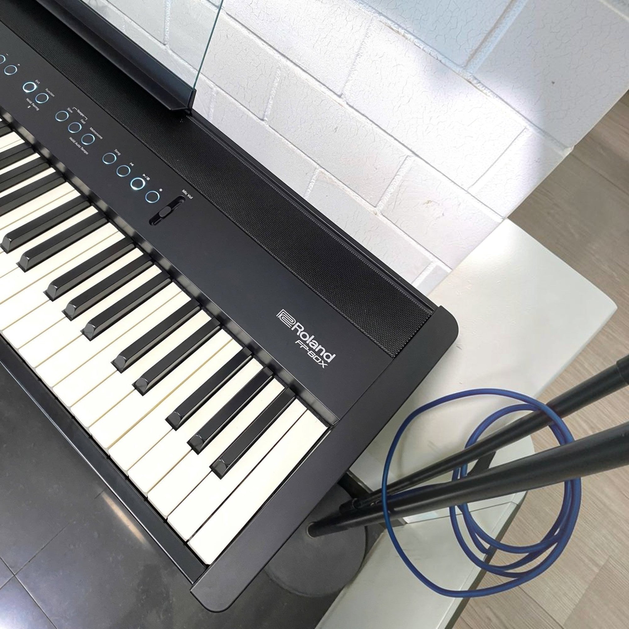 Đàn piano điện Roland FP-60X màu đen tại showroom TÂN NHẠC CỤ, thiết kế 88 phím búa PHA-4 hiện đại và chuyên nghiệp.