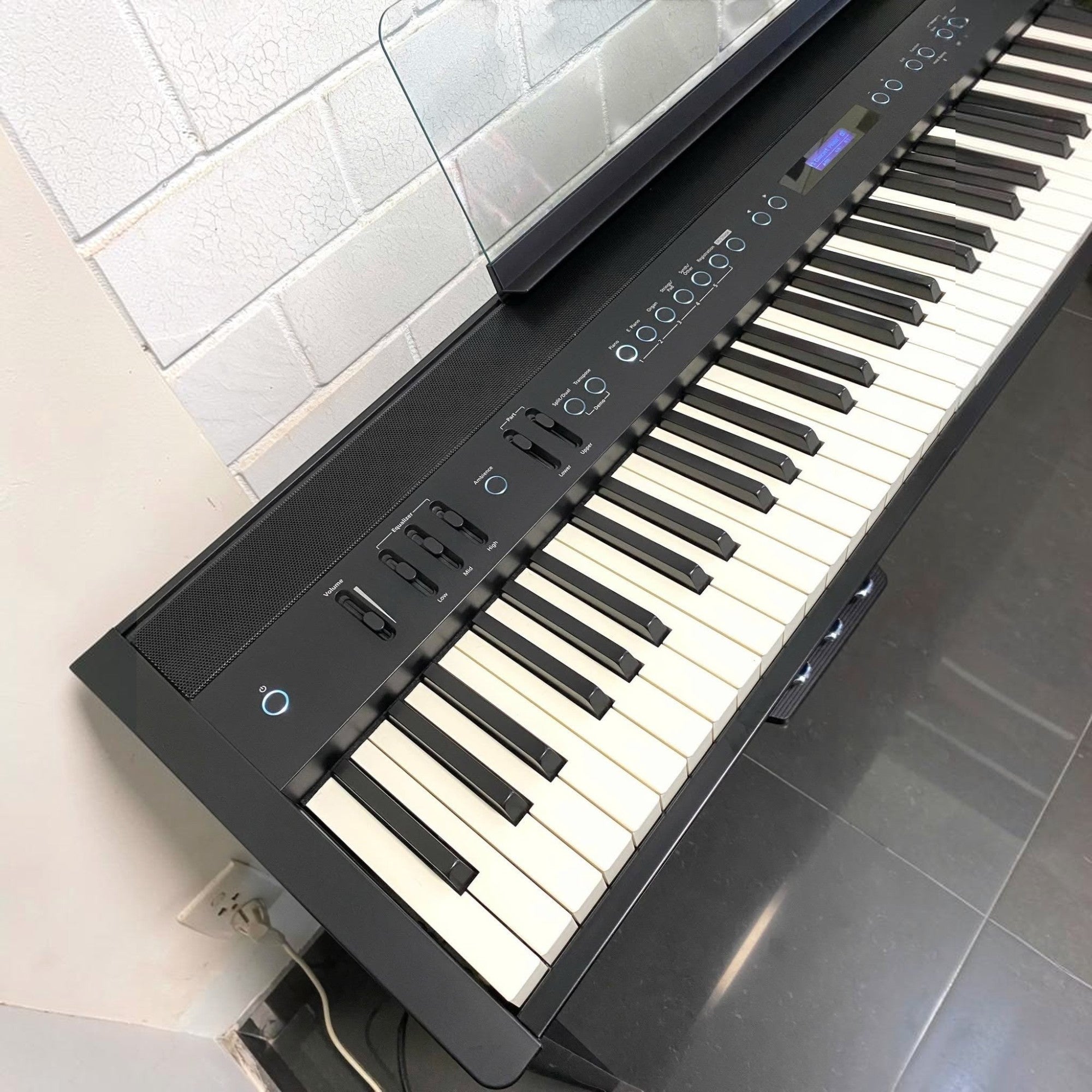 Đàn piano điện Roland FP-60X màu đen tại TÂN NHẠC CỤ với bàn phím 88 phím búa và bảng điều khiển trực quan.