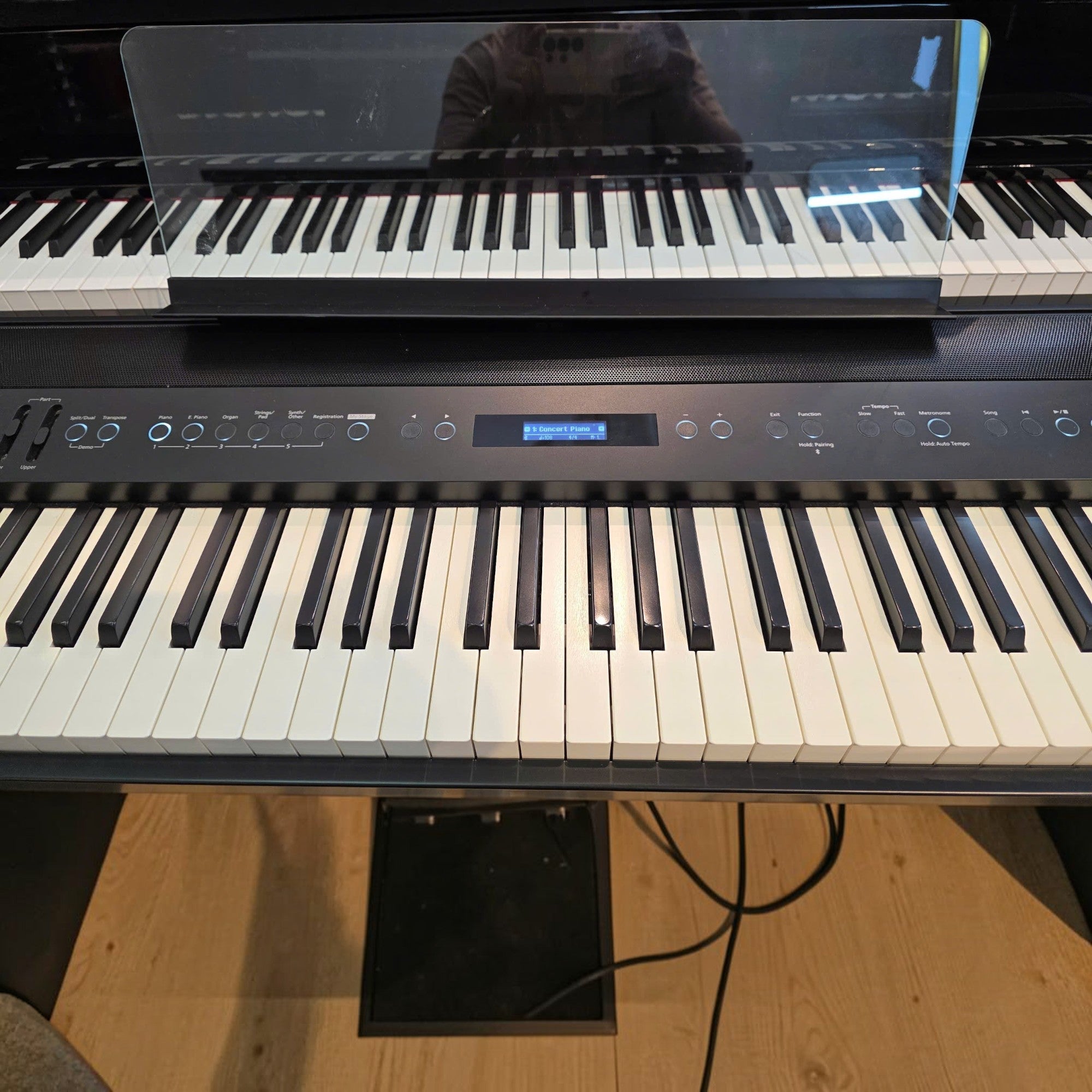 Đàn piano điện Roland FP-60X màu đen tại TÂN NHẠC CỤ với bảng điều khiển trực quan, màn hình LCD và 88 phím búa.