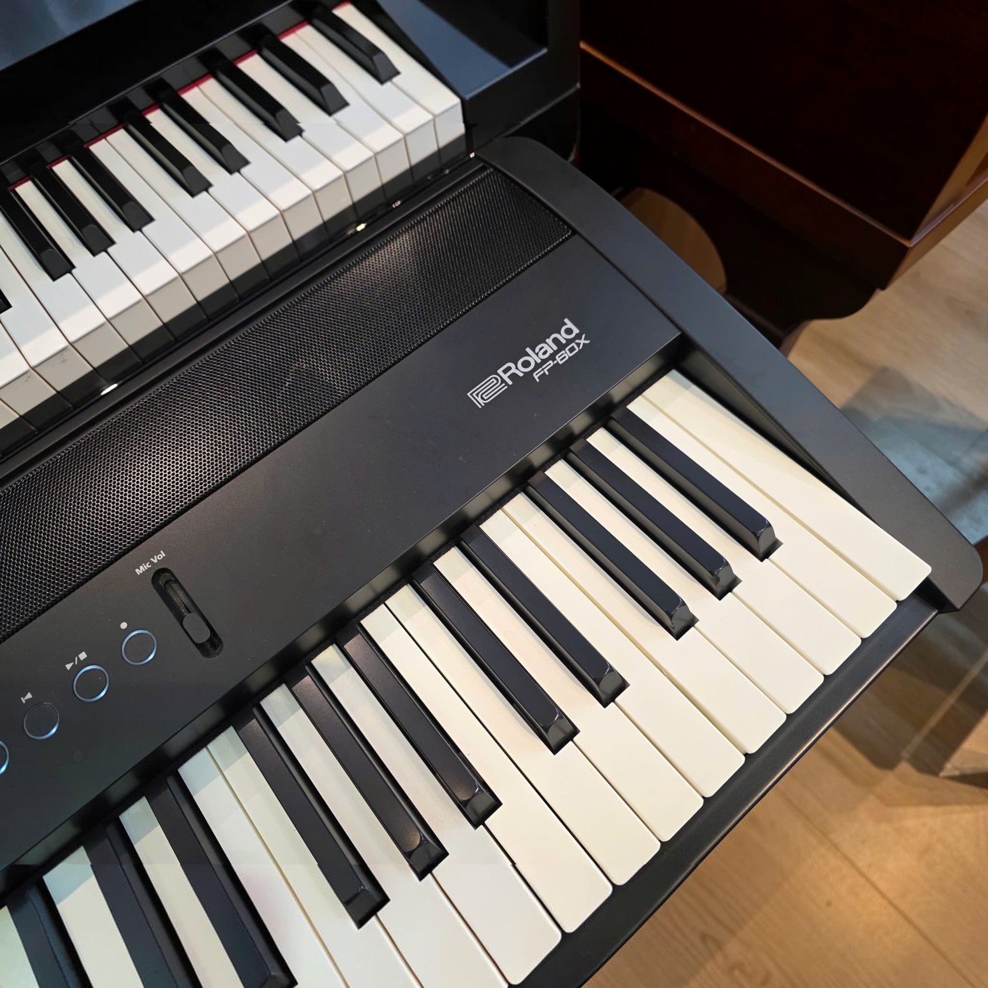 Đàn piano điện Roland FP-60X màu đen tại TÂN NHẠC CỤ, góc nhìn cận cảnh bàn phím 88 phím và bảng điều khiển.