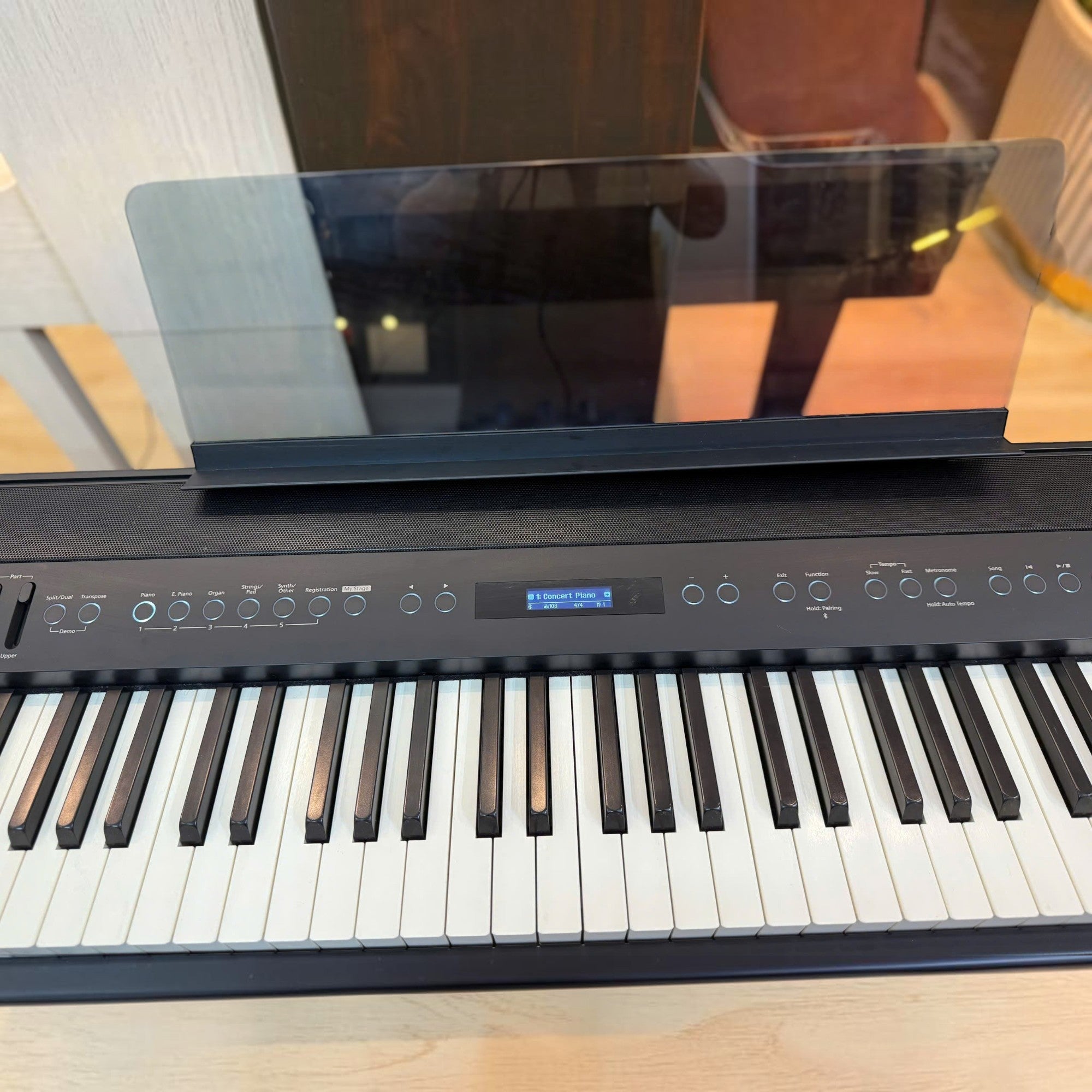 Đàn piano điện Roland FP-60X màu đen tại Tân Nhạc Cụ, hiển thị màn hình LCD và bảng điều khiển nút bấm trực quan.