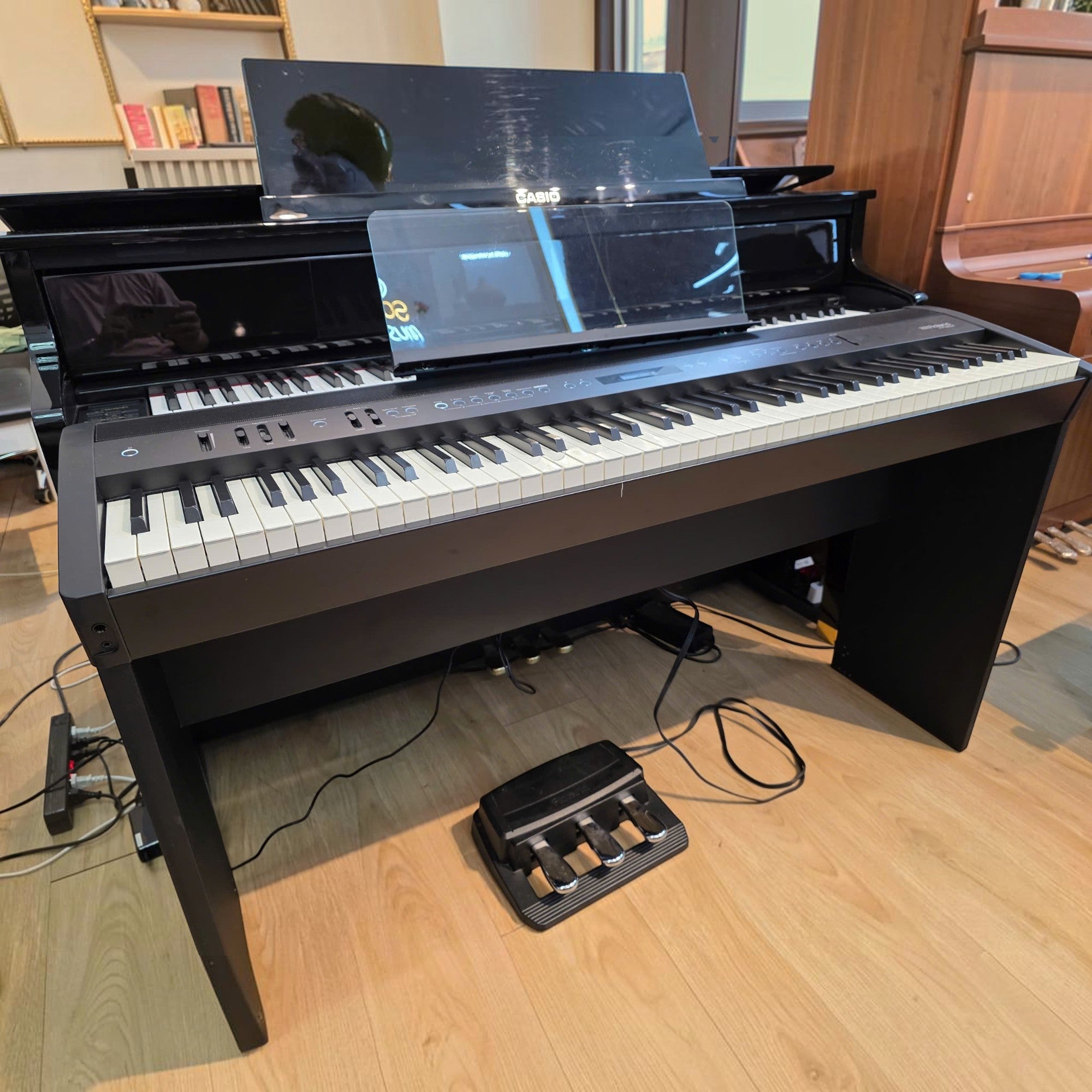 Đàn piano điện Roland FP-60X màu đen với 88 phím búa, màn hình LCD và bộ 3 pedal tại cửa hàng Tân Nhạc Cụ