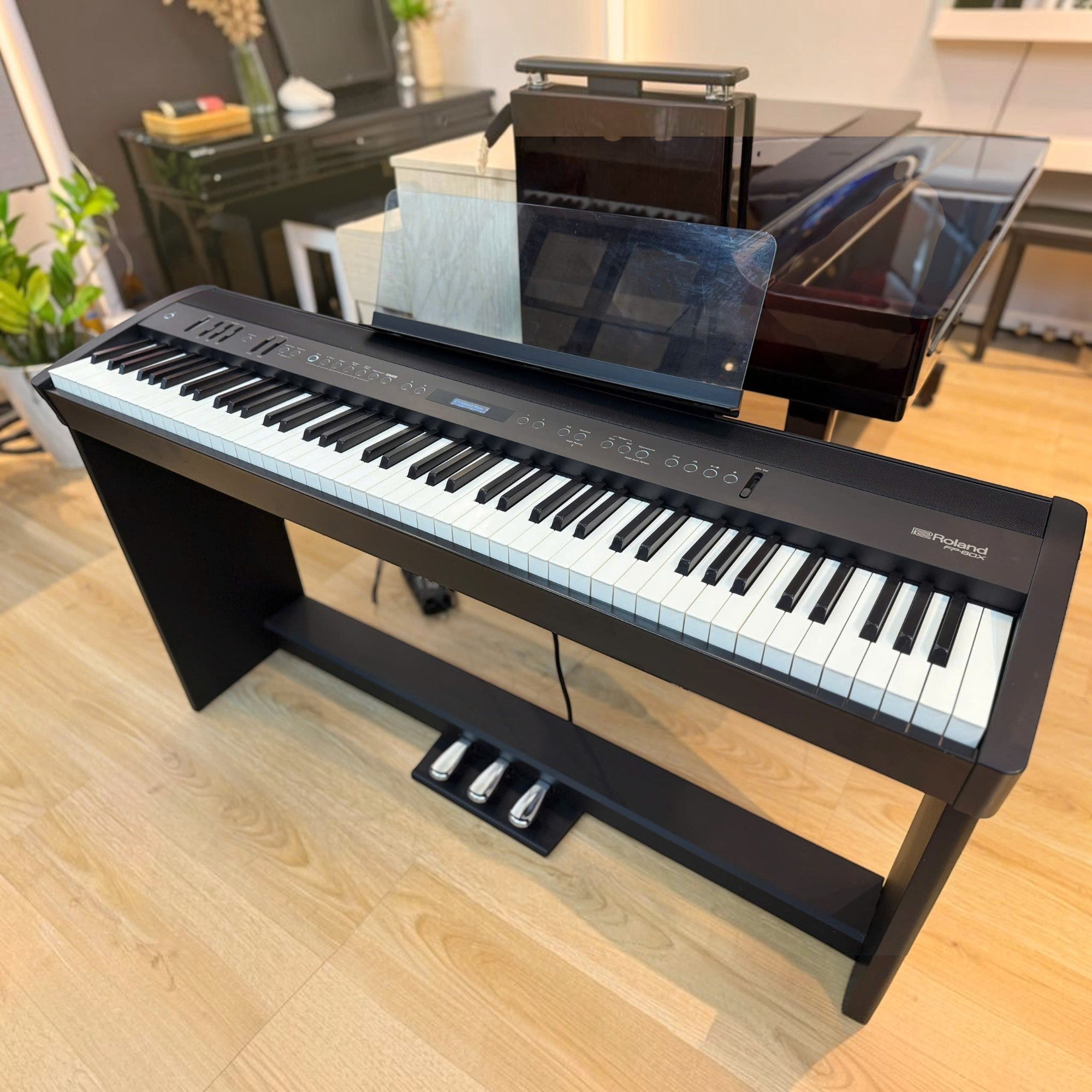 Đàn piano điện Roland FP-60X màu đen tại showroom TÂN NHẠC CỤ, thiết kế 88 phím búa PHA-4 hiện đại và sang trọng.