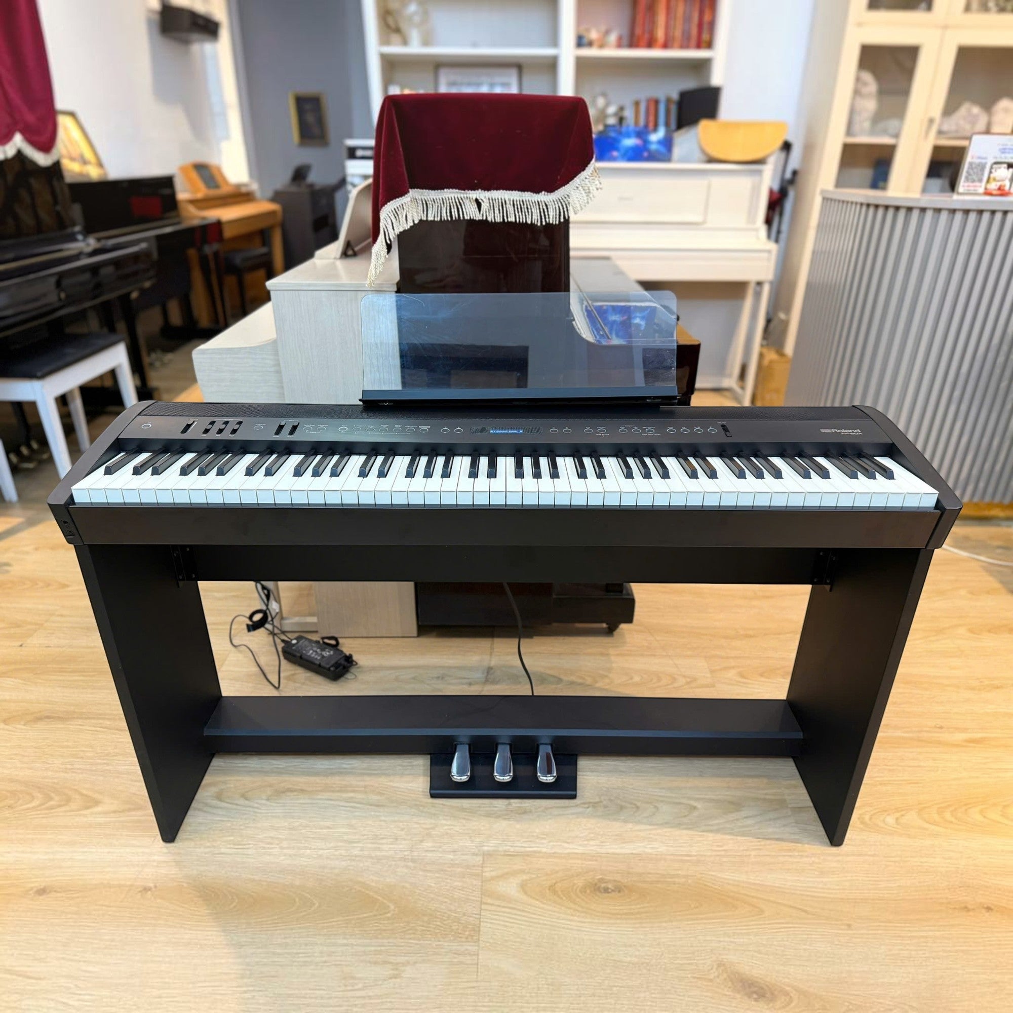 Đàn piano điện Roland FP-60X màu đen với 88 phím búa tại showroom TÂN NHẠC CỤ