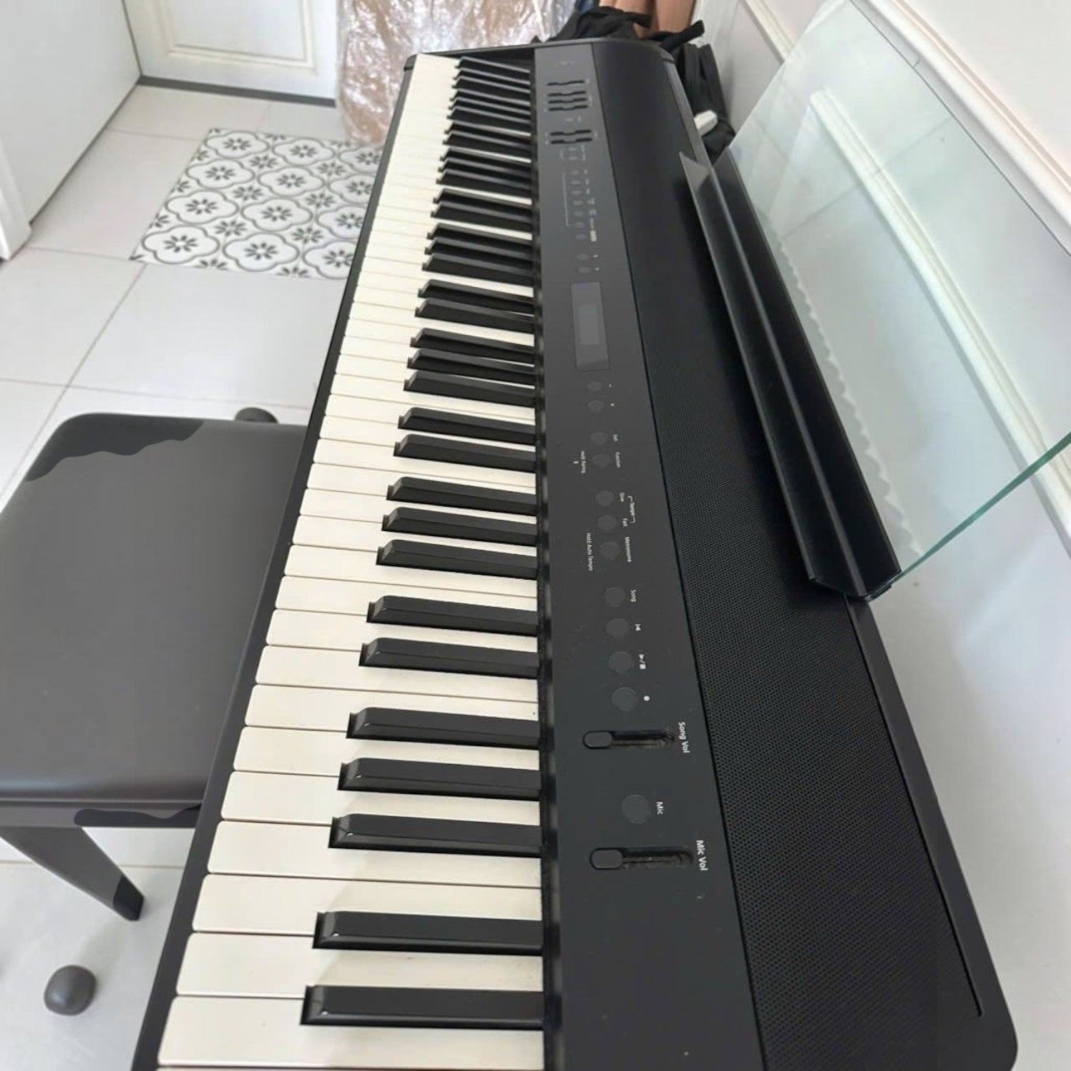 Đàn piano điện Roland FP-90X màu đen tại showroom TÂN NHẠC CỤ với bàn phím lai gỗ PHA-50 và thiết kế hiện đại