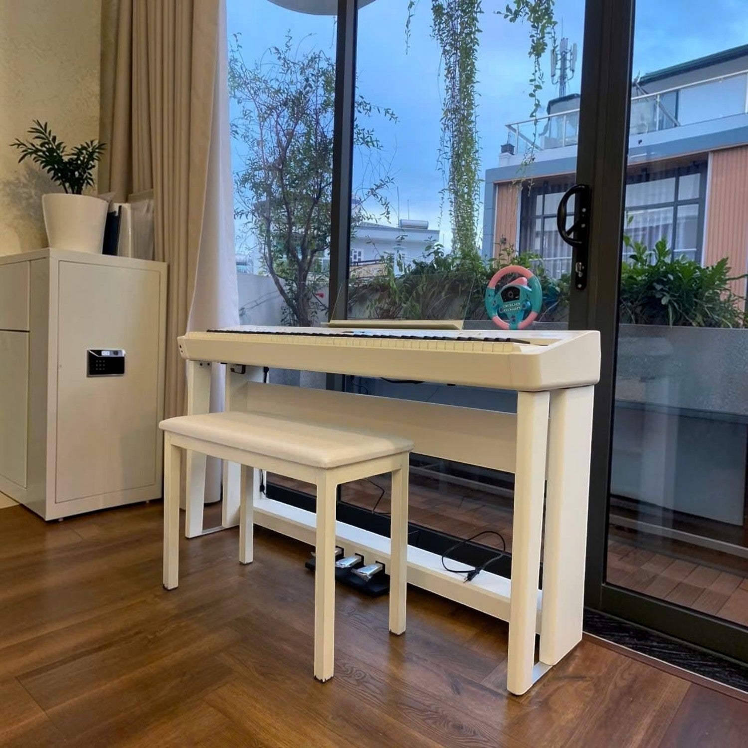 Đàn piano điện Roland FP-90X màu trắng sang trọng tại showroom TÂN NHẠC CỤ, thiết kế hiện đại với ghế đàn đồng bộ