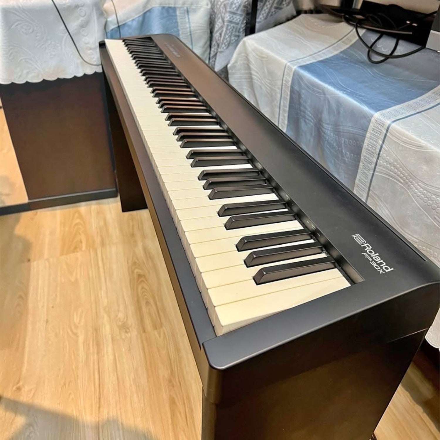 Đàn piano điện Roland FP-90X màu đen với bàn phím lai gỗ PHA-50 tại showroom TÂN NHẠC CỤ