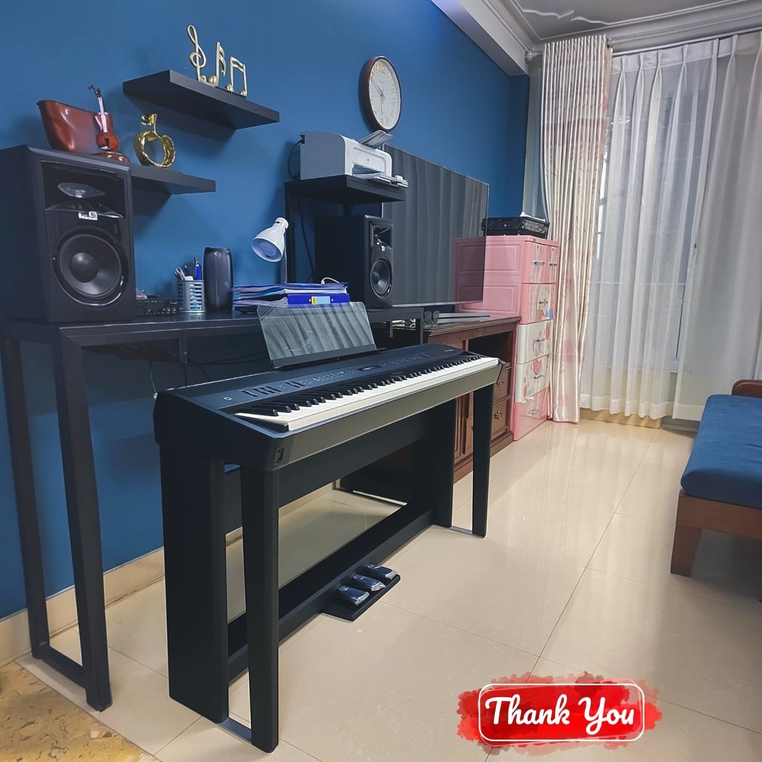 Đàn piano điện Roland FP-90X màu đen đặt tại phòng khách, thiết kế hiện đại, bàn phím lai gỗ tại TÂN NHẠC CỤ