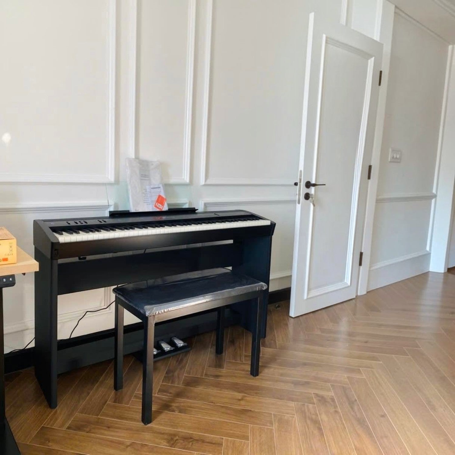 Đàn piano điện Roland FP-90X màu đen sang trọng tại showroom TÂN NHẠC CỤ, thiết kế hiện đại với ghế đàn đi kèm.