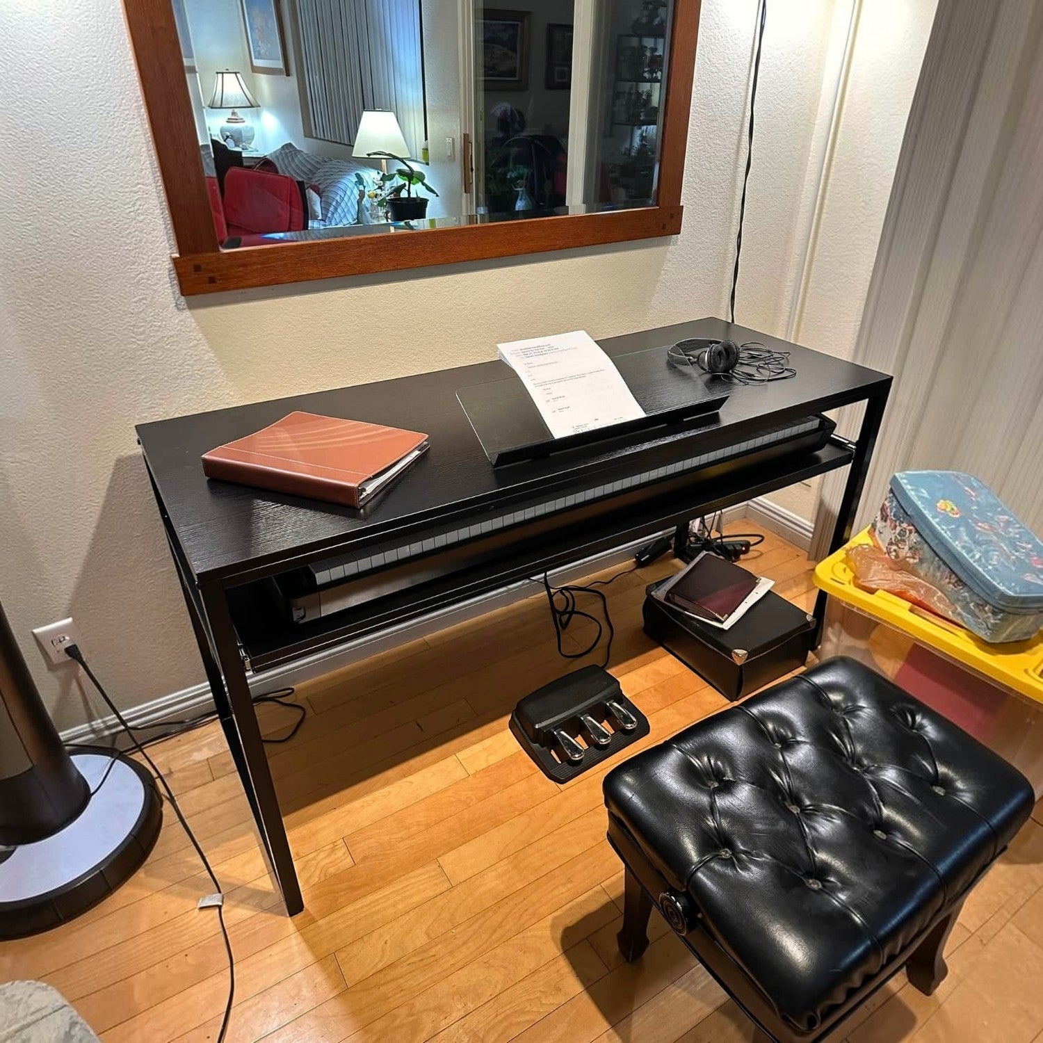 Đàn piano điện Roland FP-90X màu đen đặt trên chân đế tại TÂN NHẠC CỤ, kèm ghế đệm da và bộ pedal chuyên dụng.