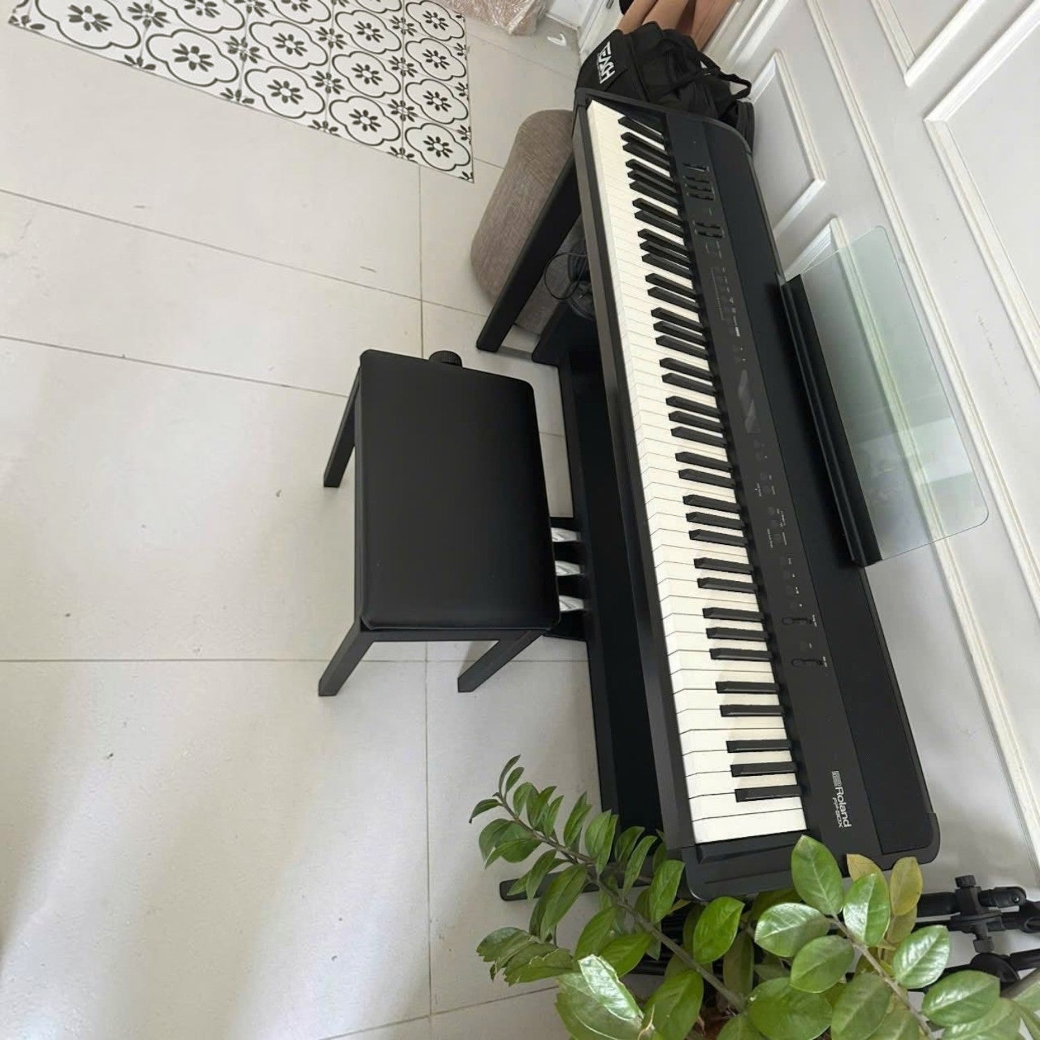 Đàn piano điện Roland FP-90X màu đen tại showroom TÂN NHẠC CỤ với bàn phím lai gỗ và ghế ngồi
