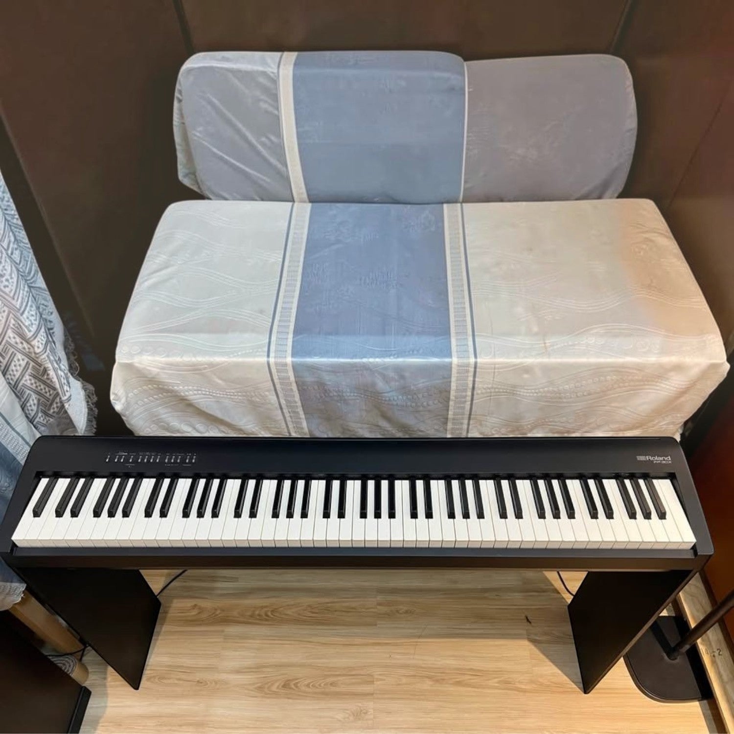 Đàn piano điện Roland FP-90X màu đen tại showroom TÂN NHẠC CỤ với thiết kế 88 phím lai gỗ sang trọng