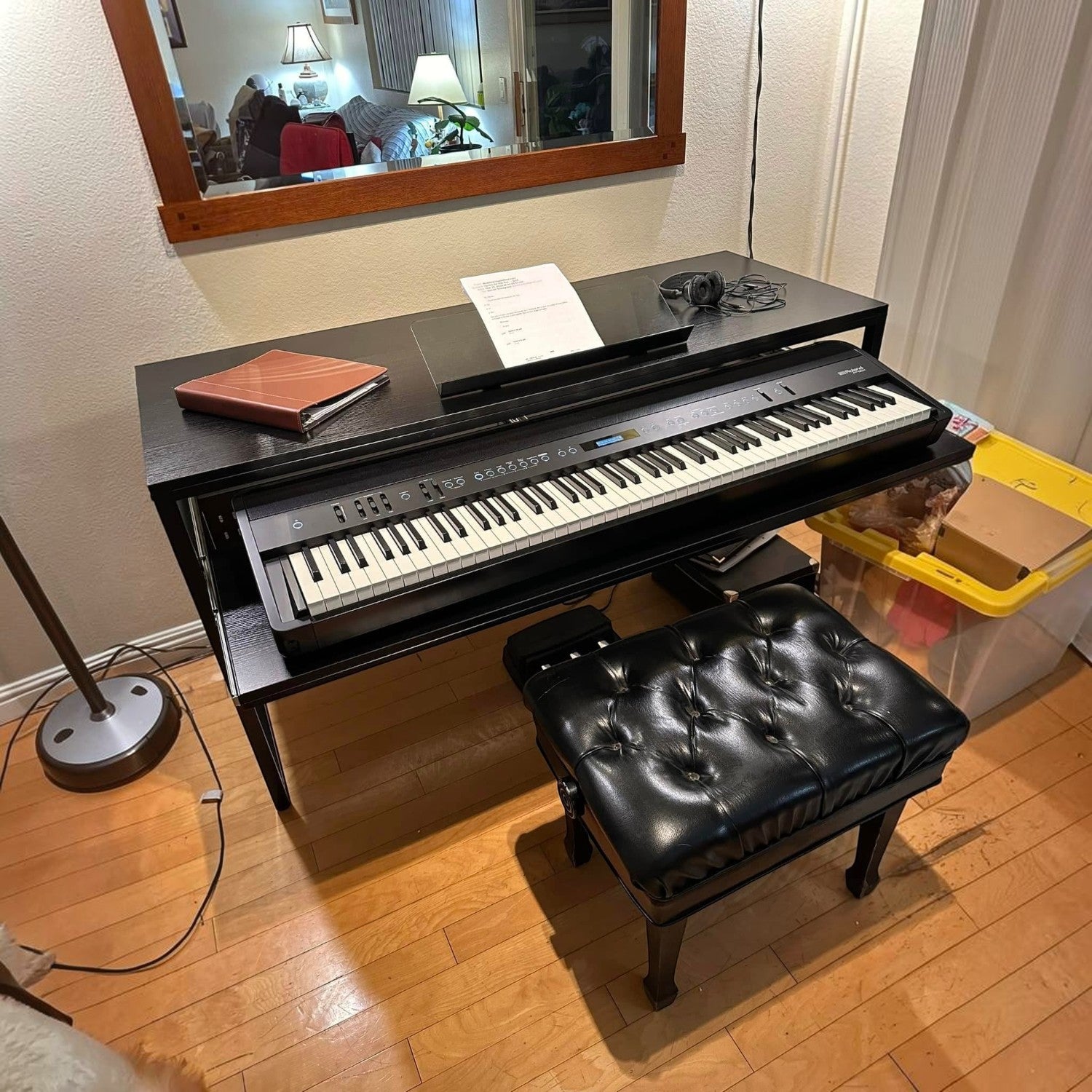 Đàn piano điện Roland FP-90X màu đen đặt trên kệ gỗ tại Tân Nhạc Cụ, kèm ghế đệm da sang trọng và phụ kiện