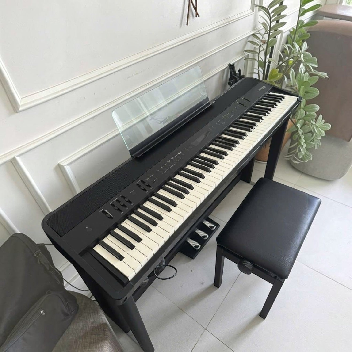 Đàn piano điện Roland FP-90X màu đen với bàn phím lai gỗ PHA-50 tại showroom TÂN NHẠC CỤ