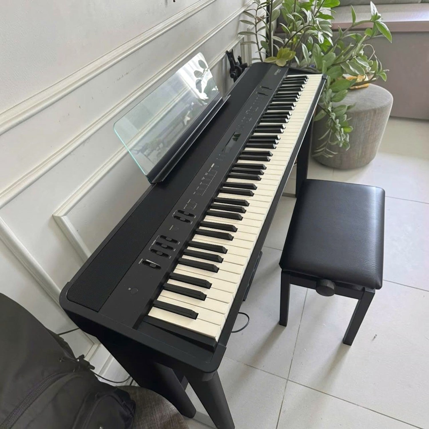 Đàn piano điện Roland FP-90X màu đen tại showroom TÂN NHẠC CỤ với bàn phím lai gỗ PHA-50 và giá nhạc trong suốt