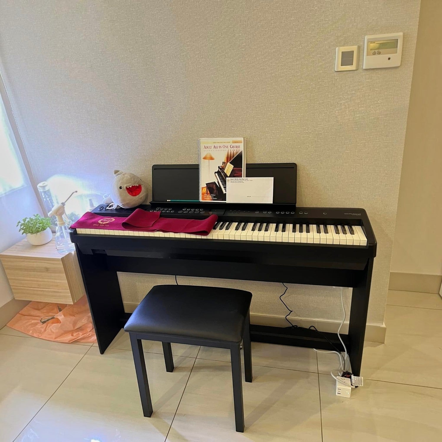 Đàn piano điện Roland FP-E50 màu đen tại showroom TÂN NHẠC CỤ, thiết kế 88 phím búa, kèm ghế và giá để nhạc