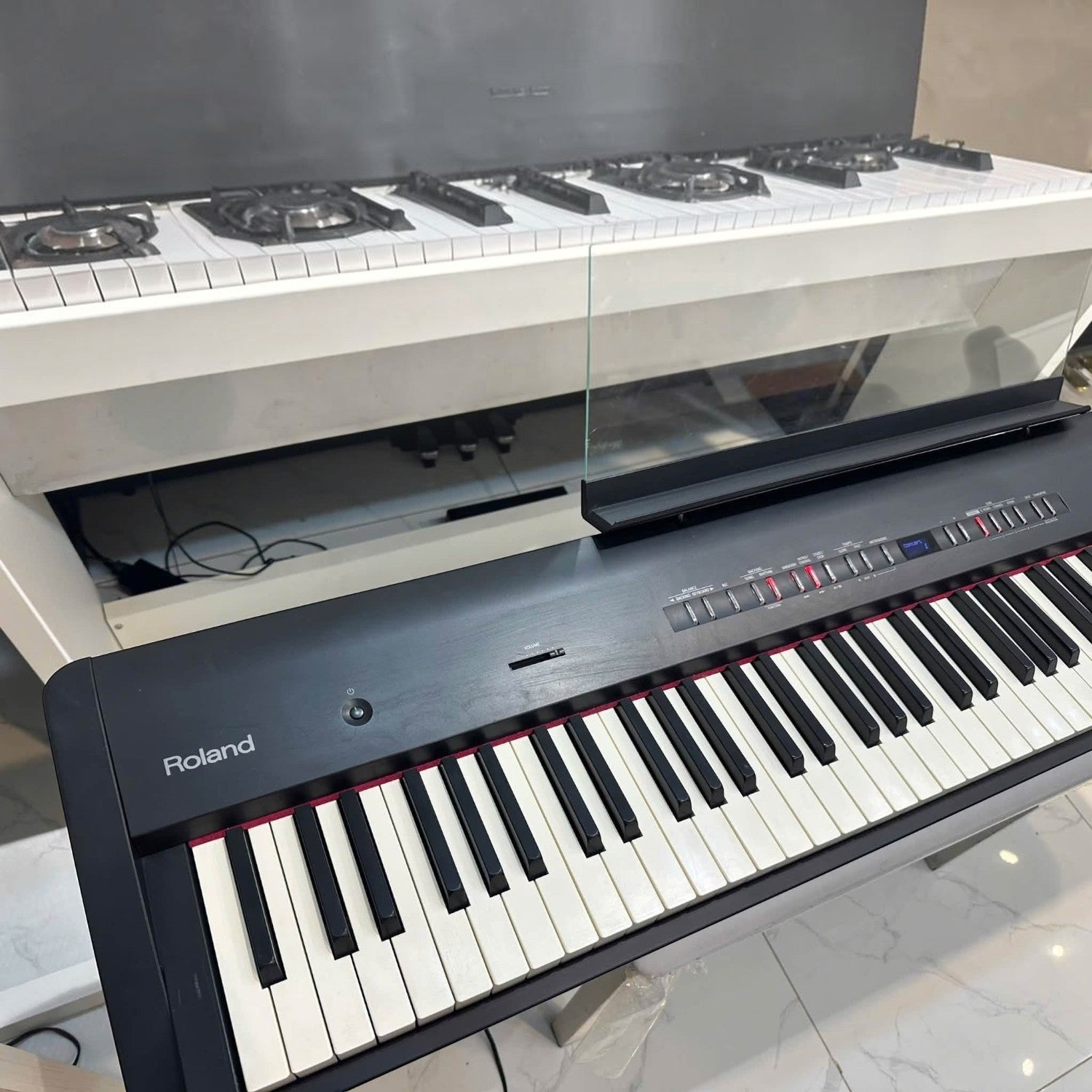 Đàn piano điện Roland FP-E50 màu đen tại showroom TÂN NHẠC CỤ với bàn phím 88 phím búa PHA-4 tiêu chuẩn