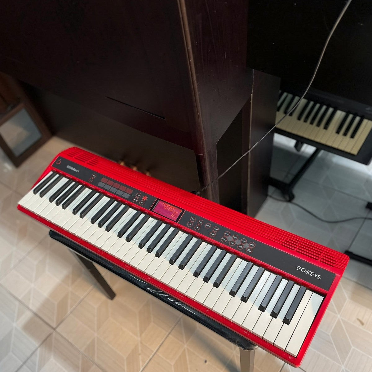 Đàn piano điện Roland GO:61 màu đỏ nổi bật với thiết kế 61 phím nhỏ gọn, hiện đại tại cửa hàng Tân Nhạc Cụ
