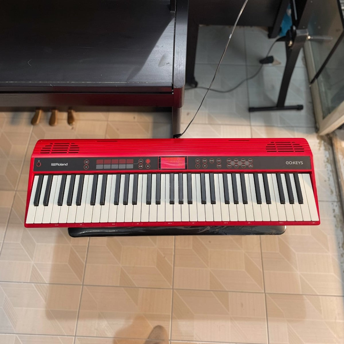 Đàn piano điện Roland GO:61 màu đỏ nổi bật với 61 phím full-size tại showroom TÂN NHẠC CỤ