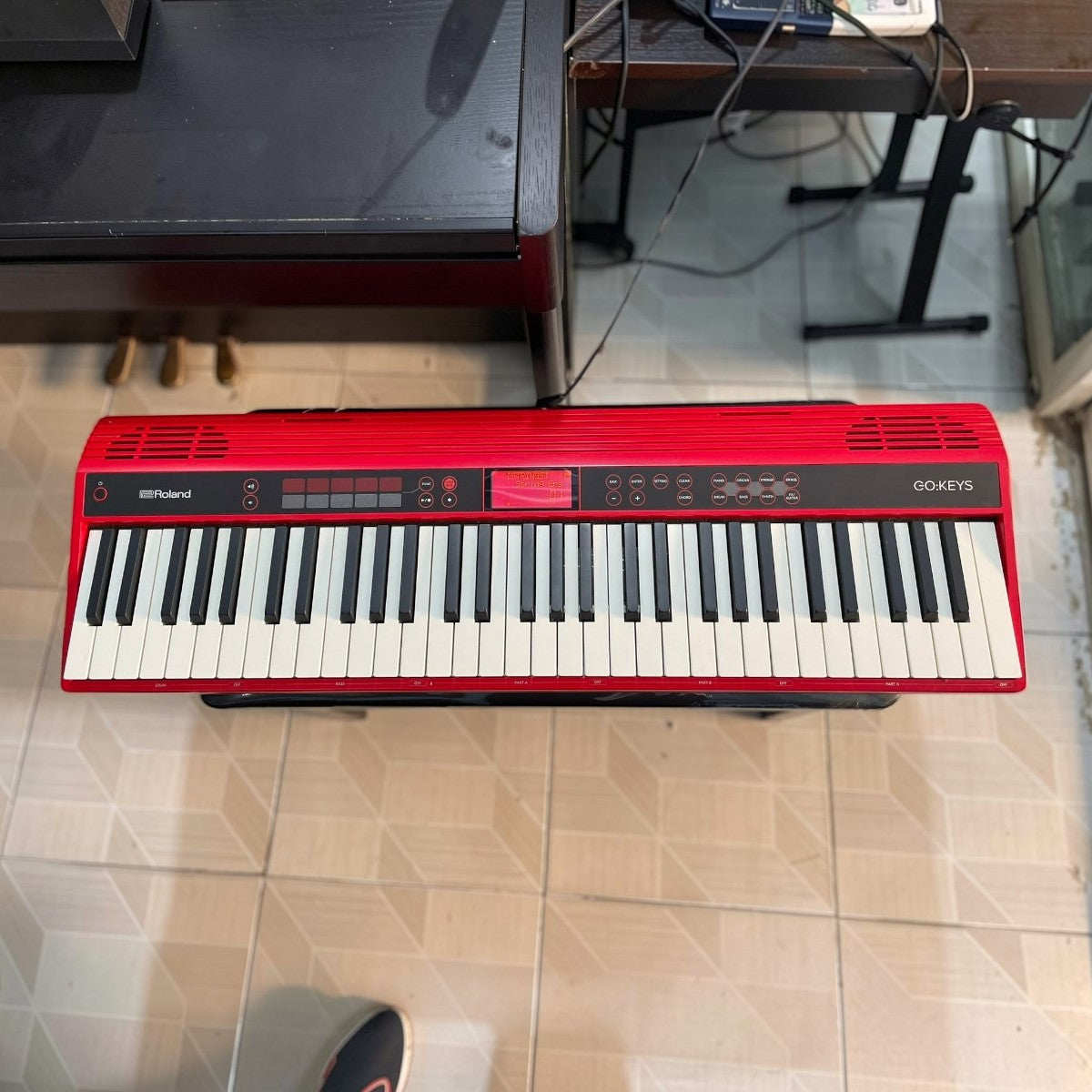 Đàn piano điện Roland GO:61 màu đỏ tại Tân Nhạc Cụ, thiết kế 61 phím gọn nhẹ, di động cho người mới bắt đầu.
