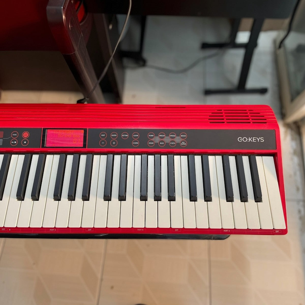 Đàn piano điện Roland GO:61 màu đỏ tại cửa hàng Tân Nhạc Cụ với bảng điều khiển trực quan và phím đàn full-size