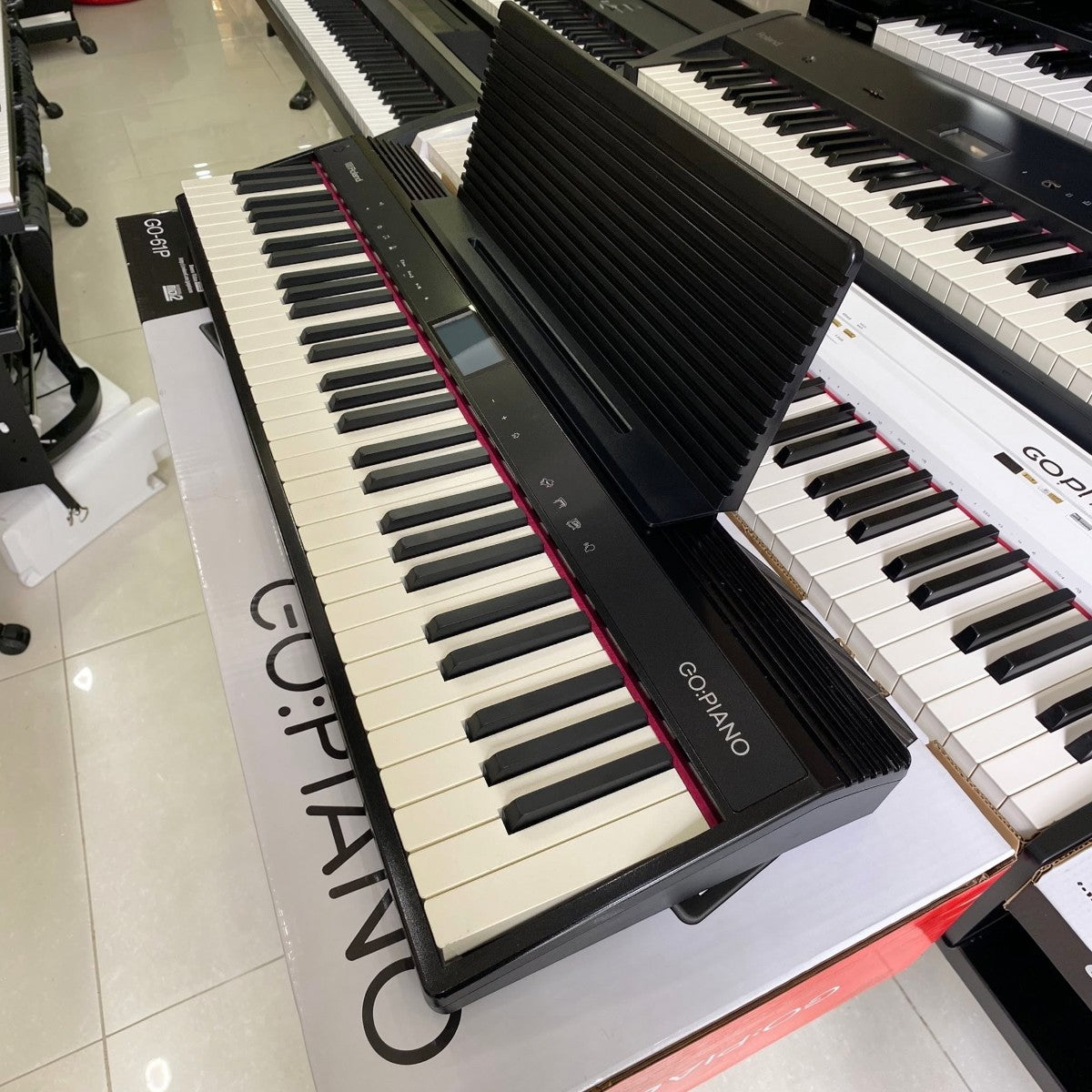 Đàn piano điện Roland GO:61 màu đen thiết kế nhỏ gọn, 61 phím full-size tại showroom Tân Nhạc Cụ