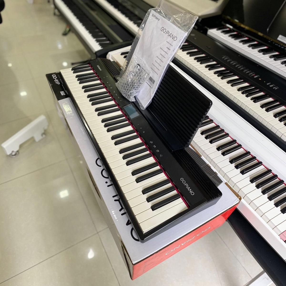 Đàn piano điện Roland GO:61 màu đen với 61 phím full-size, thiết kế nhỏ gọn tại showroom Tân Nhạc Cụ